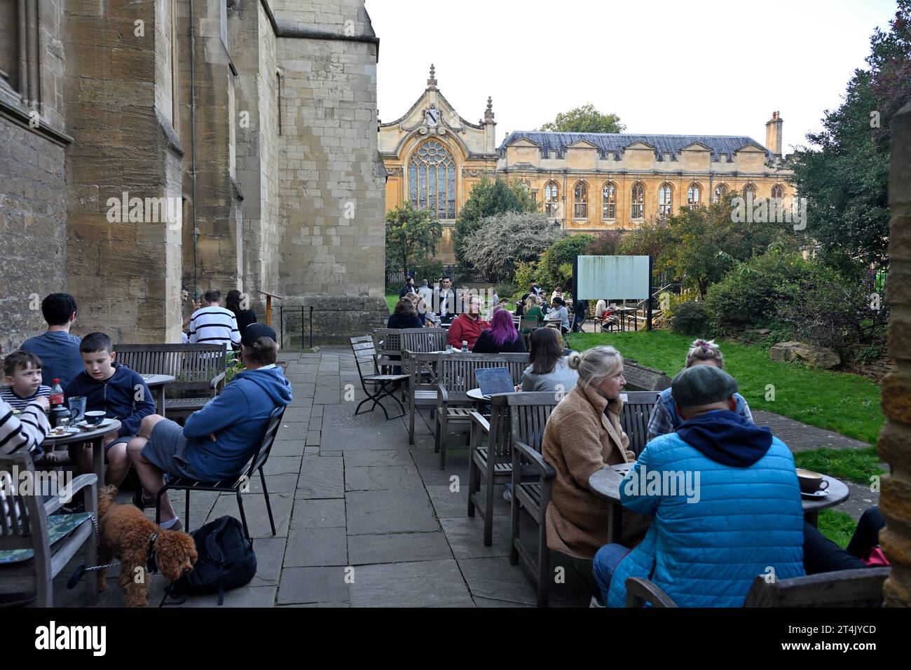 À l’extérieur du « café Vaults & Garden » (sous la menace de fermeture) associé à l’église universitaire de St Mary la Vierge et à l’université d’Oxford Banque D'Images
