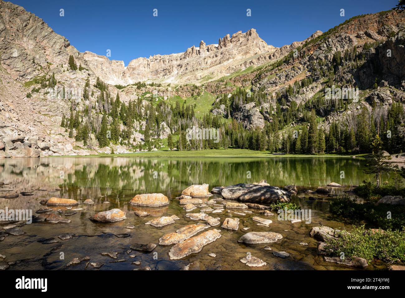 WY05395-00...WYOMING - Lac Valaite dans la section Wilderness de Bridger de la chaîne Wind River. Banque D'Images