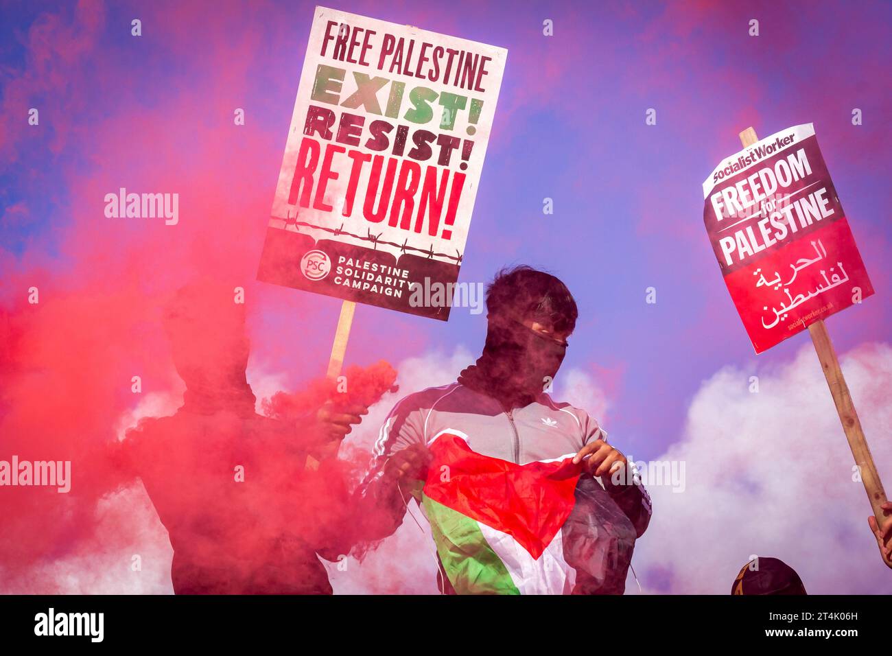 Les manifestants brandissent le drapeau de la Palestine et une fusée éclairante lors de la manifestation pro-palestinienne à Trafalgar Square Banque D'Images