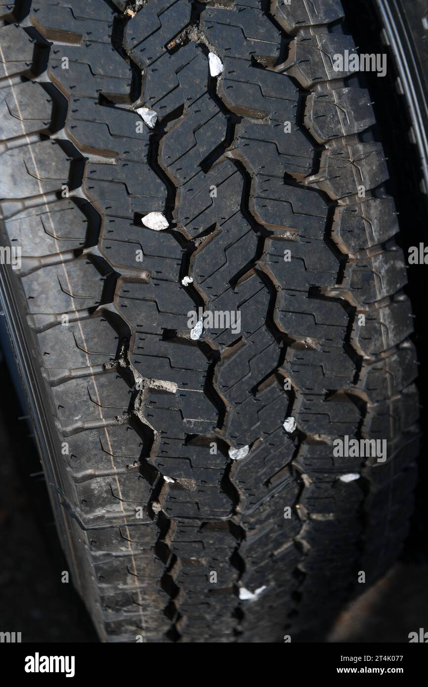 Petites pierres coincées dans la bande de roulement du pneu de camion qui peuvent causer un danger pour d'autres automobilistes volant à grande vitesse. Banque D'Images
