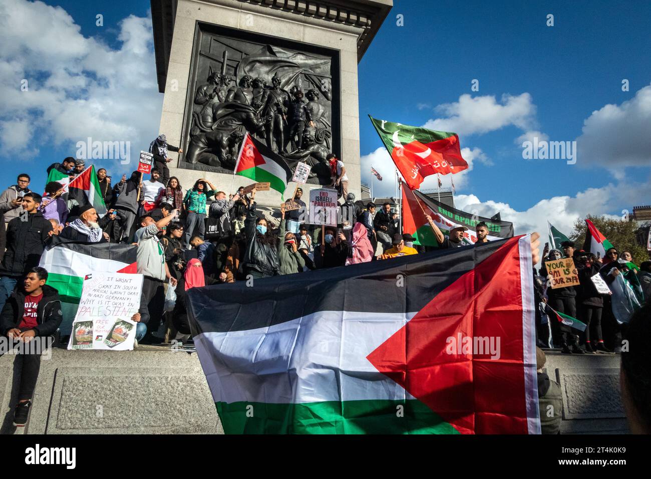 Les foules se rassemblent à la manifestation pro-palestinienne à Trafalgar Square Banque D'Images