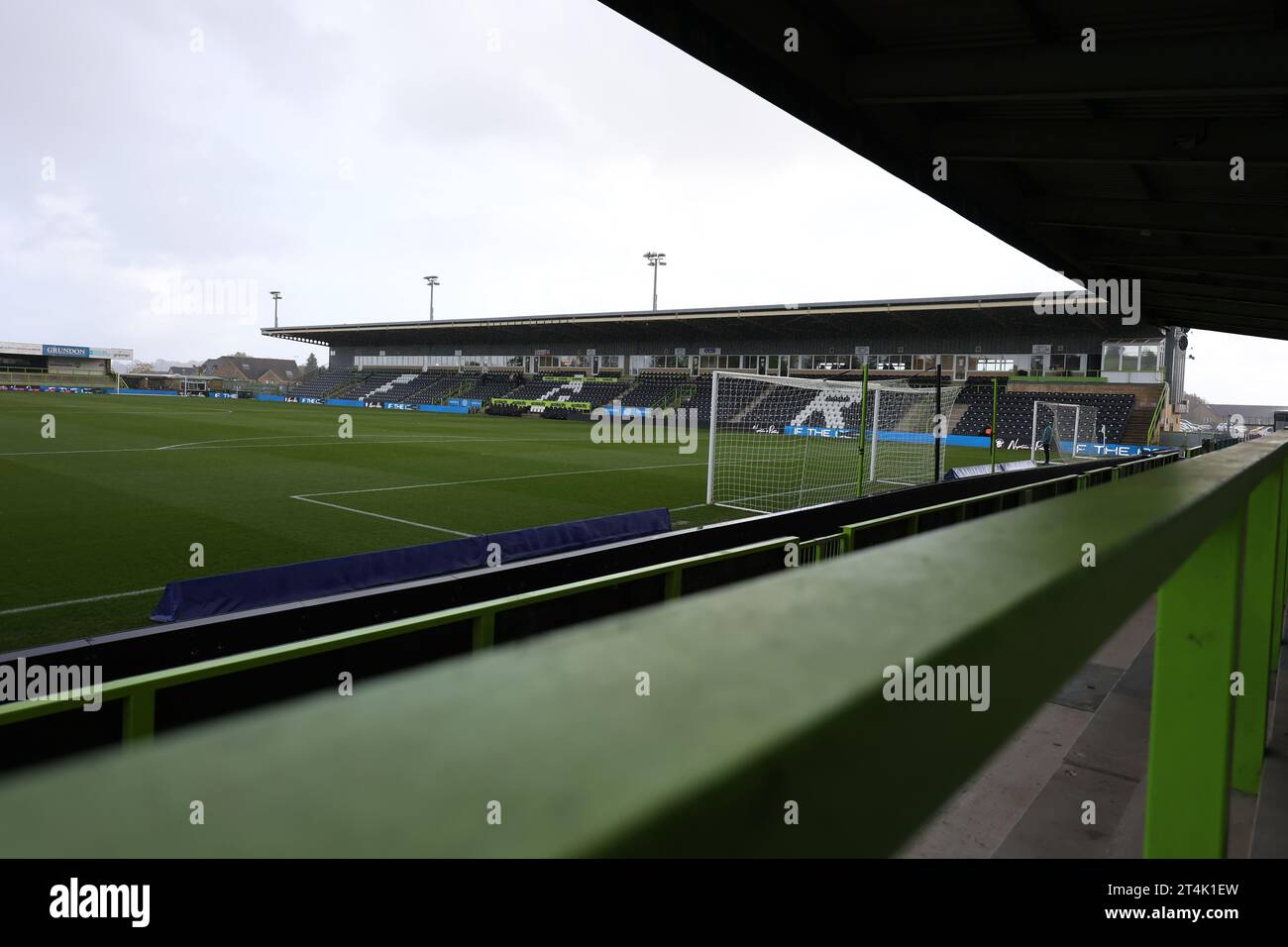 Vue générale du stade avant le match EFL League Two entre Forest Green Rovers et Crawley Town au New Lawn Stadium. 28 octobre 2023 Banque D'Images