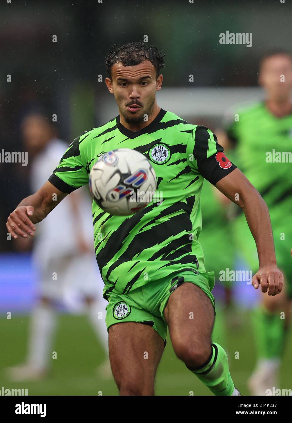 Dominic Bernard en action lors du match EFL League Two entre Forest Green Rovers et Crawley Town au New Lawn Stadium. 28 octobre 2023 Banque D'Images