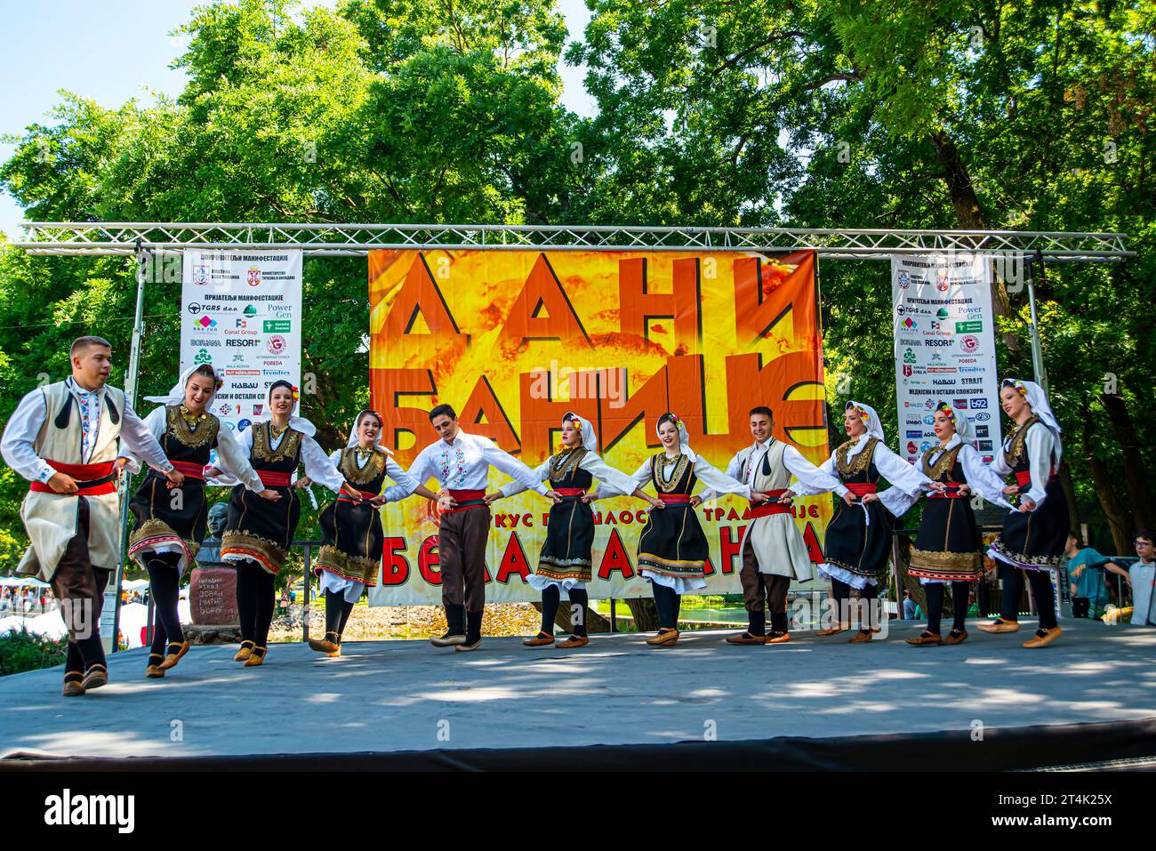 12 08 2023 Bela Palanka, Serbie, groupe folklorique serbe se produit sur les "Days of Banice" . Culture et traditions de cette région de Serbie. Banque D'Images