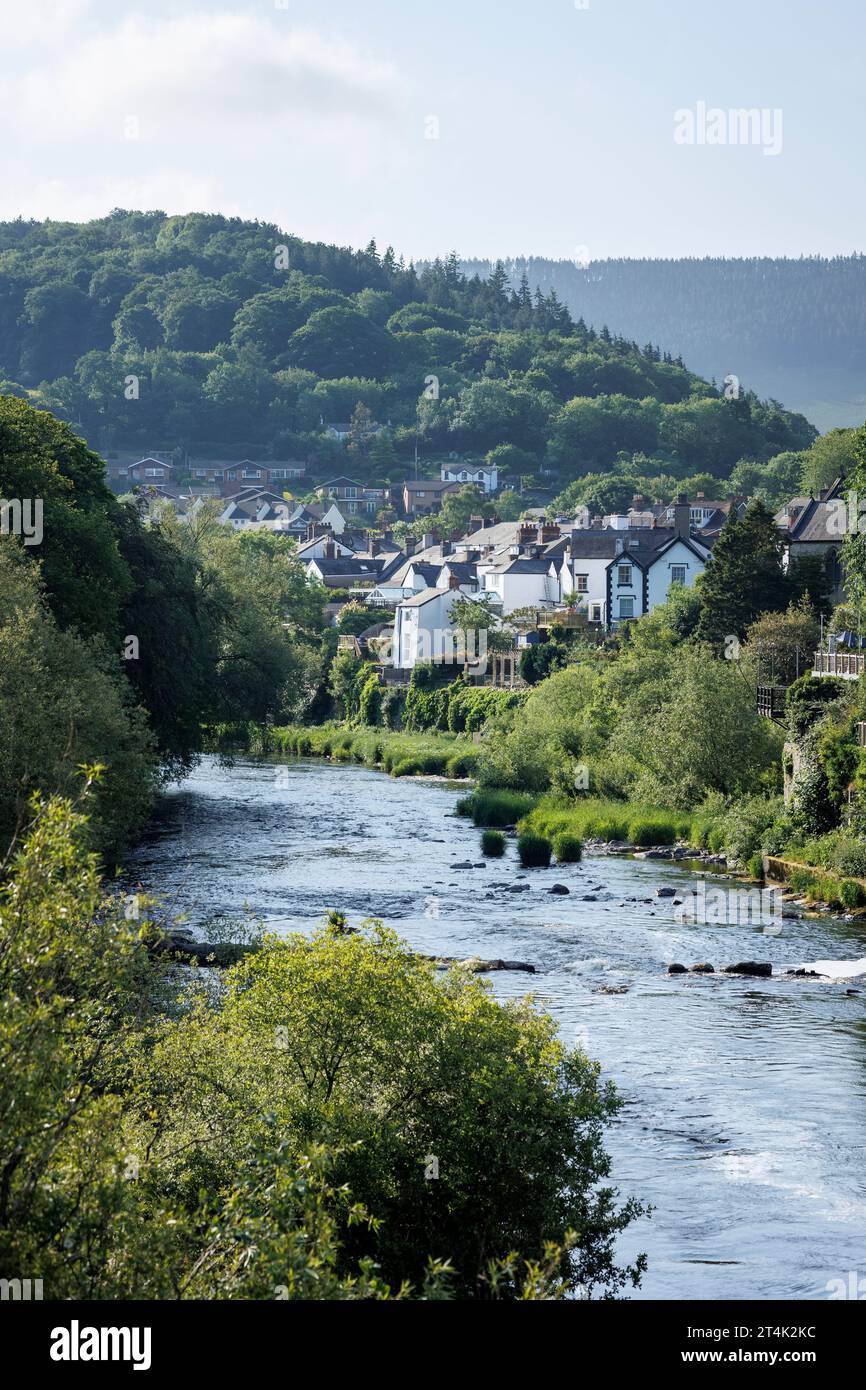 La rivière Dee traverse Llangollen Denbighshire Wales UK Banque D'Images