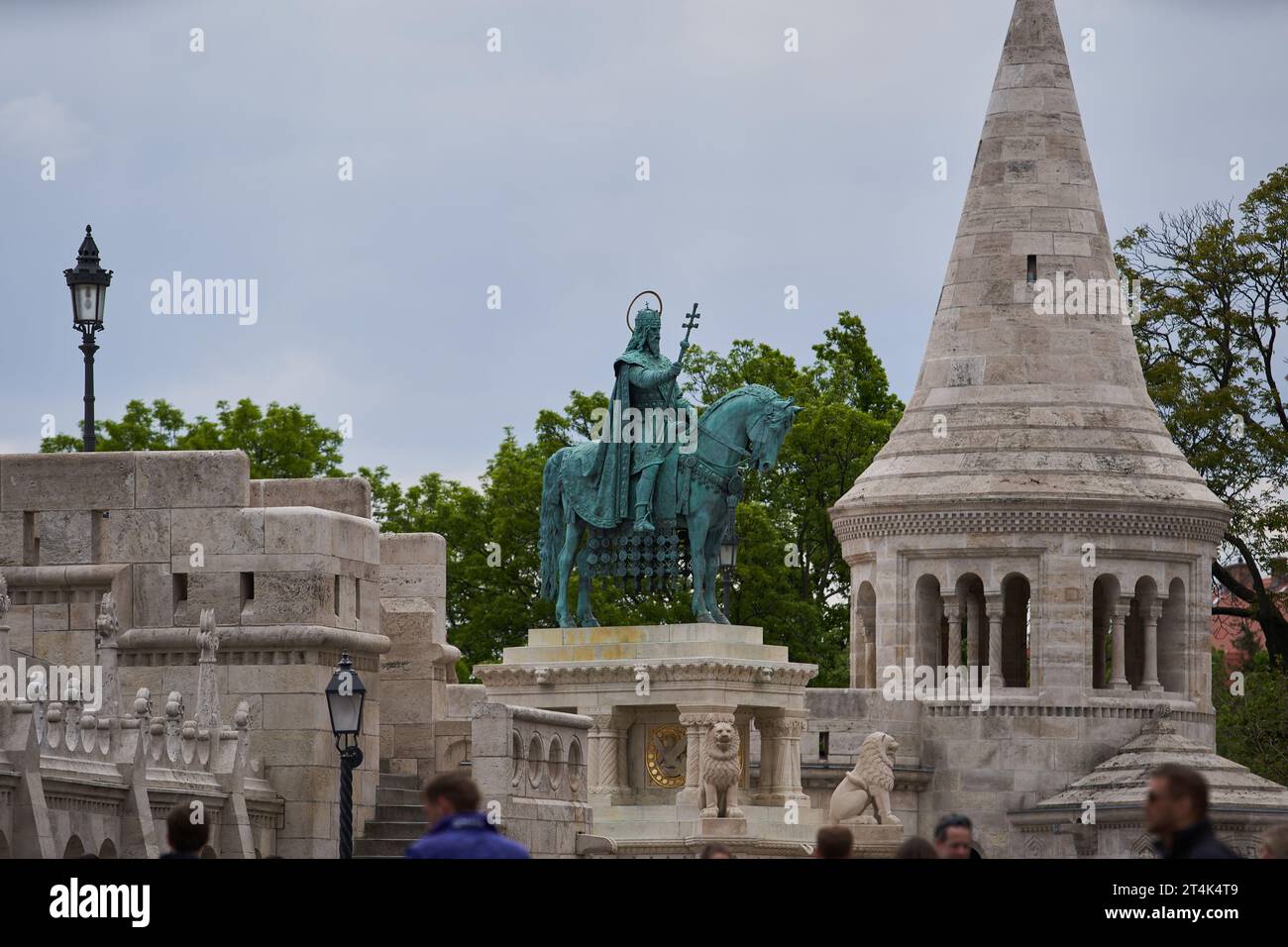 Statue en bronze du roi Saint-Étienne sur un cheval (hongrois : Szent István Király) au Bastion des pêcheurs (hongrois : Halászbástya). Budapest, Hongrie - Banque D'Images