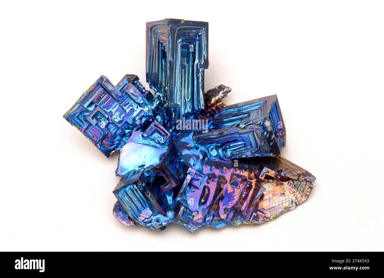 Cristaux de bismuth synthétiques. Banque D'Images