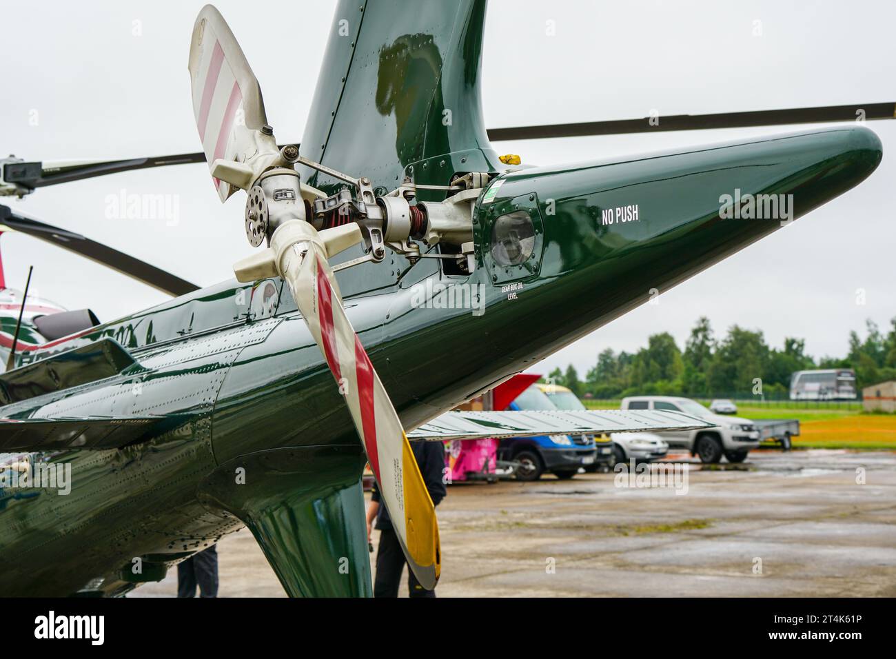 Liepaja, Lettonie- 06 août 2023 : hélicoptère Agusta A109 rotor arrière et pales gros plan au salon aérien, engrenage d'entraînement d'hélice Banque D'Images