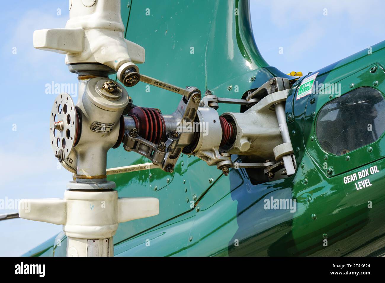 Liepaja, Lettonie- 06 août 2023 : hélicoptère Agusta A109 rotor arrière et pales gros plan au salon aérien, engrenage d'entraînement d'hélice Banque D'Images