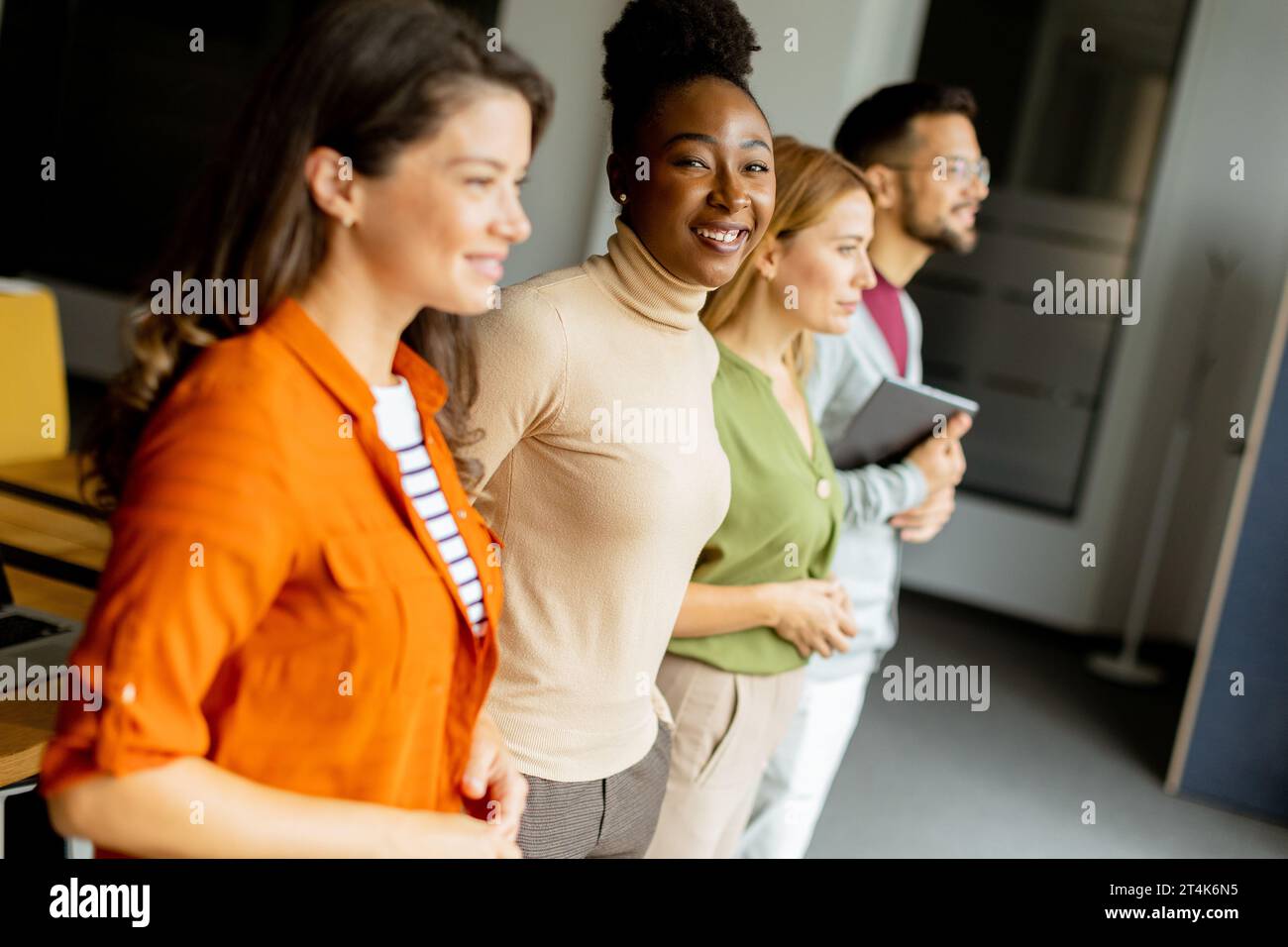 Jeune équipe de startup multiethnique debout au bureau moderne Banque D'Images