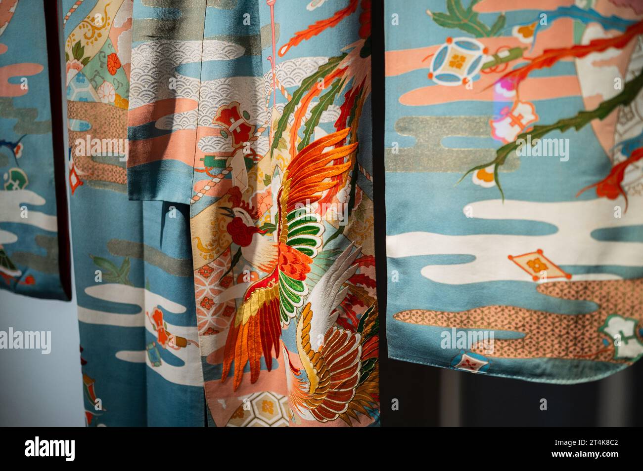 Kimono furisode de l'ère Taisho avec soie kinsha chirimen brodée de fil d'or. Exposition 'kimono : Piel de Seda' au Museo de Zaragoza Banque D'Images