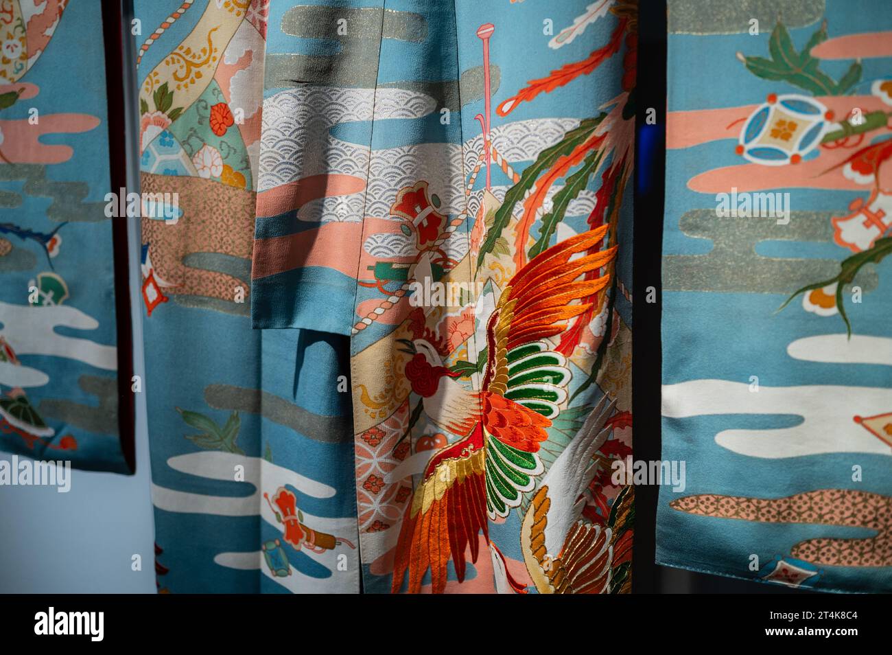 Kimono furisode de l'ère Taisho avec soie kinsha chirimen brodée de fil d'or. Exposition 'kimono : Piel de Seda' au Museo de Zaragoza Banque D'Images