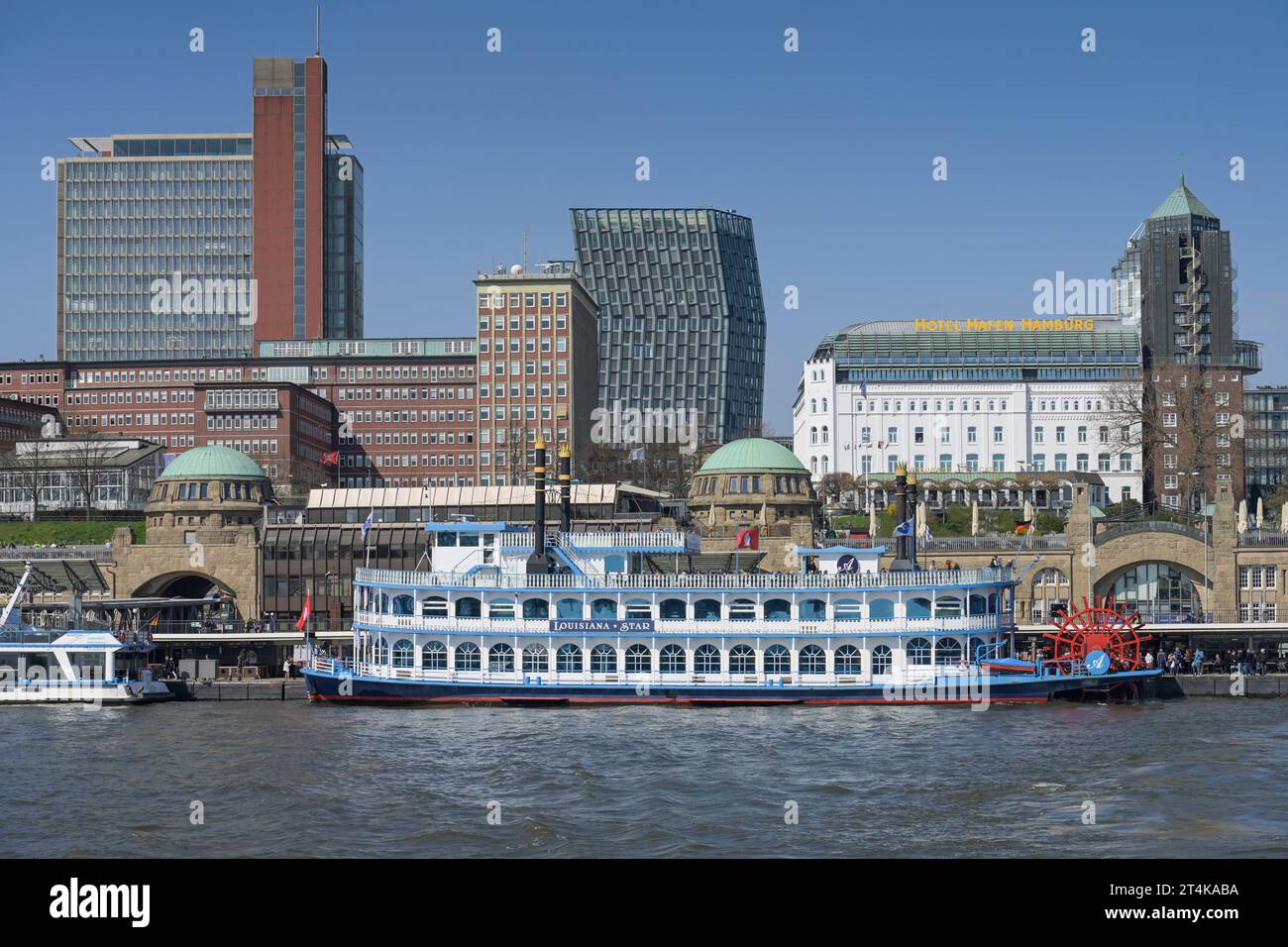 Schaufelraddampfer Louisiana Star, Hochhäuser, Elbe, Landungsbrücken St. Pauli, Hambourg, Allemagne Banque D'Images