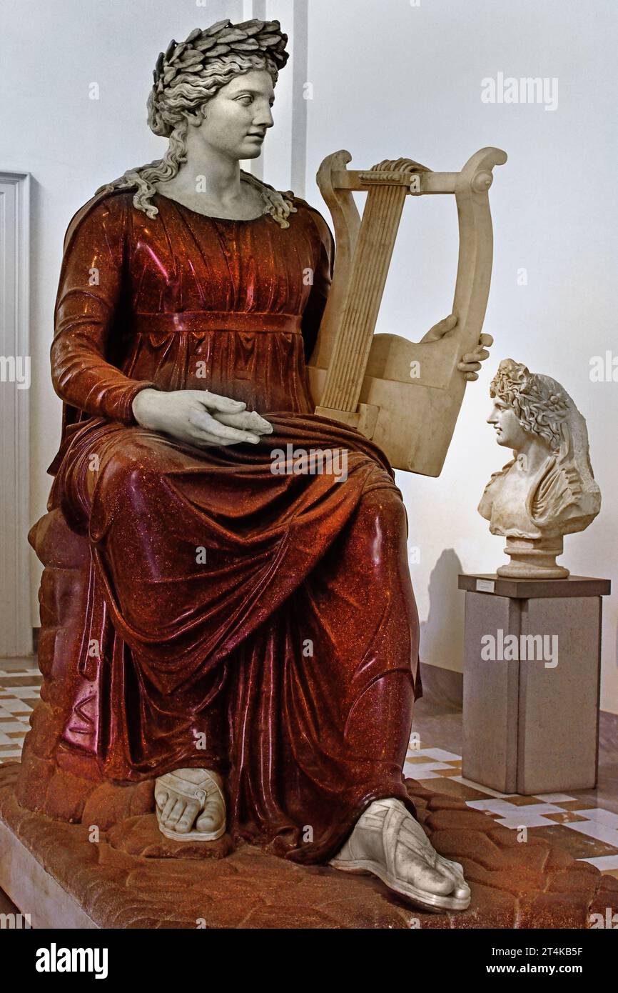 Statua di Apollo citaredo seduto su roccia - Statue d'Apollon Citared assis sur le rocher Musée archéologique national de Naples Italie. Banque D'Images