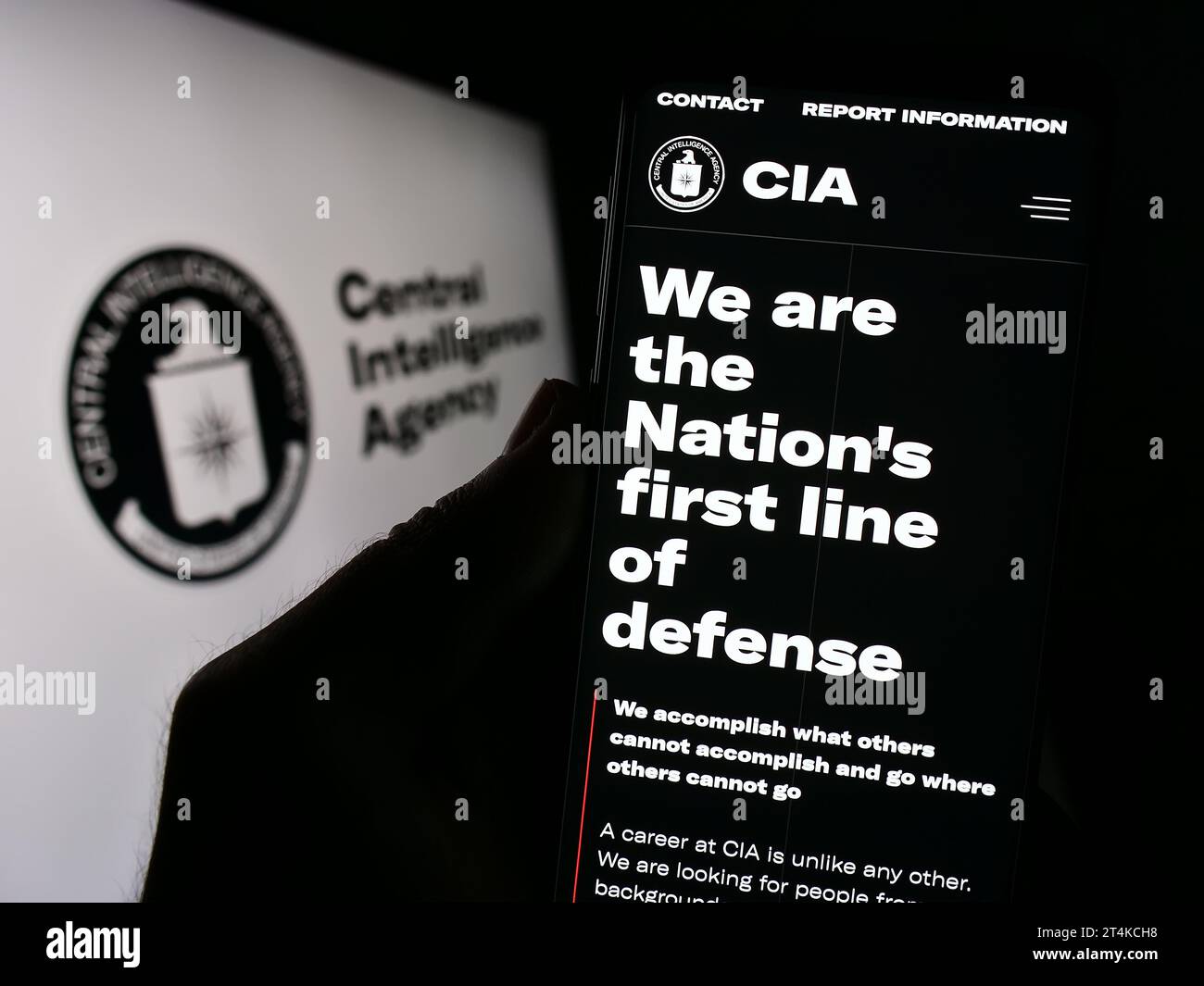 Personne tenant un téléphone portable avec le site de la Central Intelligence Agency (CIA) des États-Unis devant le sceau. Concentrez-vous sur le centre de l'écran du téléphone. Banque D'Images
