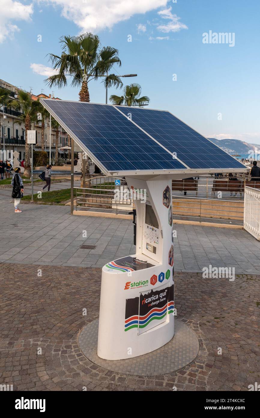 Station pour recharger des vélos électriques avec de l'énergie produite en partie par des panneaux solaires, sur la promenade de Loano, Savone, Ligurie, Italie Banque D'Images