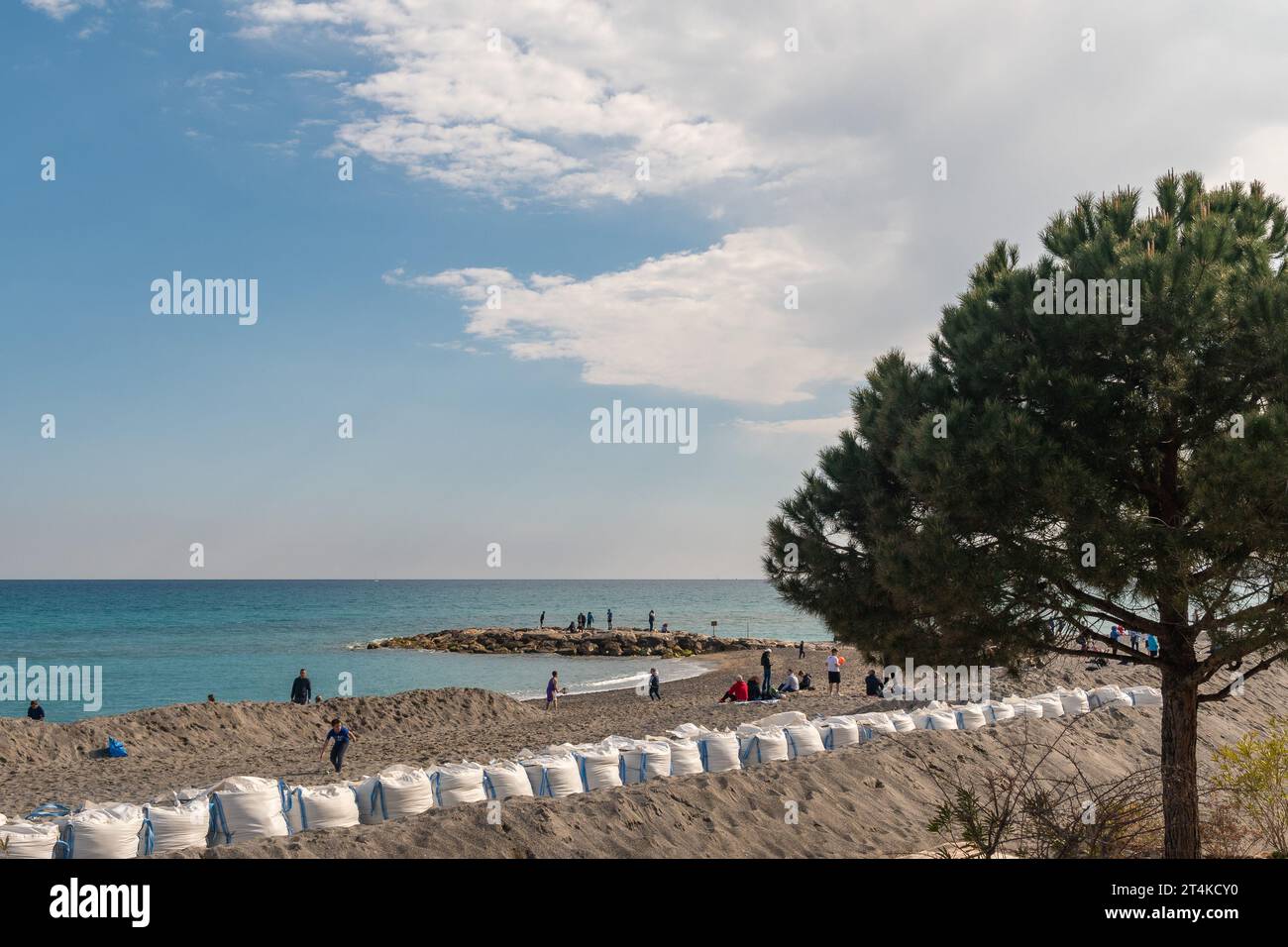 Vue hors saison de la plage avec brise-lames et sacs de sable pour freiner l'érosion de la plage de la destination de vacances populaire, Loano, Savone, Ligurie, Italie Banque D'Images