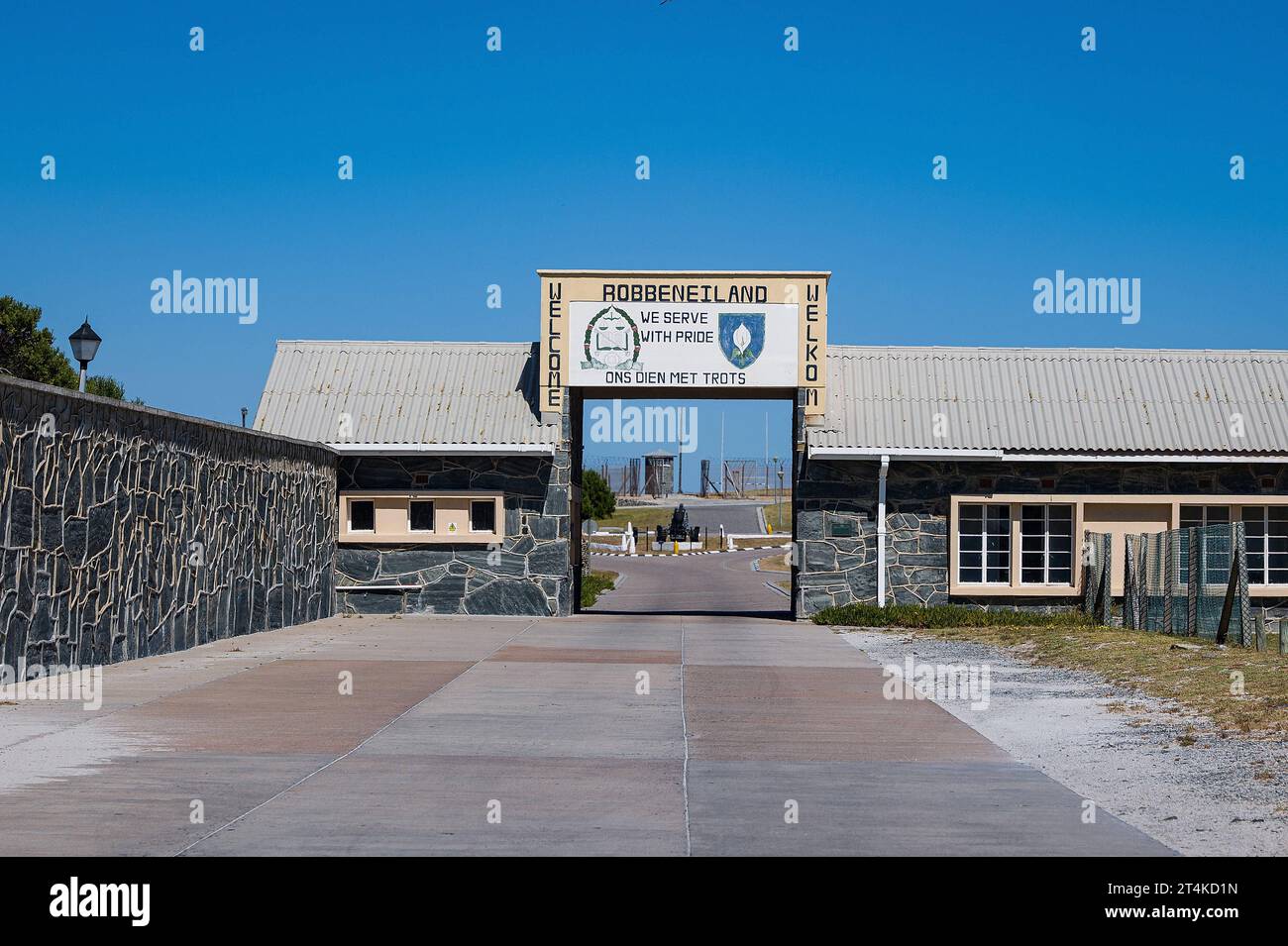 29.10.2023, xovx, Politik, Reise. Robben Island - Gefängnisinsel vor Kapstadt Eingang zur Gefängnisinsel Robben Island Robben Island ist eine Insel zwölf kilomètre vor der südafrikanischen Stadt Kapstadt. In dem einstigen Gefängnis auf der Insel wurden dort politische Gefangene während der Apartheit inhaftiert. Darunter u.a. Walter Sisulu, Ahmed Kathrada, Robert Sobukwe, sowie der spätere Staatspräsident Nelson Mandela der dort als politischer Häftling fast zwei Jahrzehnte in einer vier Quadratmeter großen Einzelzelle verbrachte. Kapsatdt Robben Island Westkap Südafrika ZAF *** 29 10 2023, xov Banque D'Images