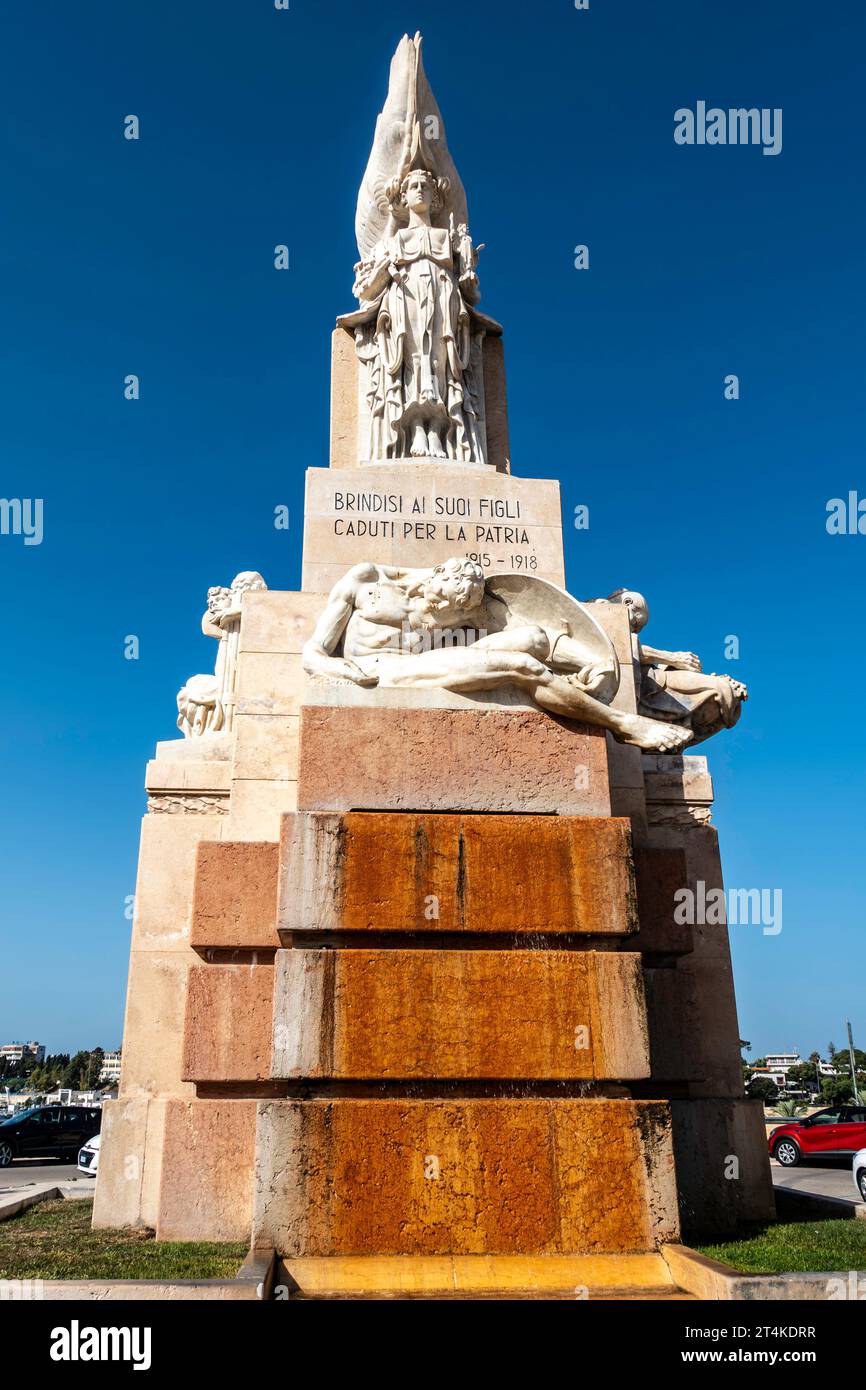 Mémorial de la première Guerre mondiale à Brindisi, en Italie, honorant les soldats tombés au combat avec des sculptures en marbre spectaculaires, une base de fontaine et une inscription sous un ciel bleu Banque D'Images