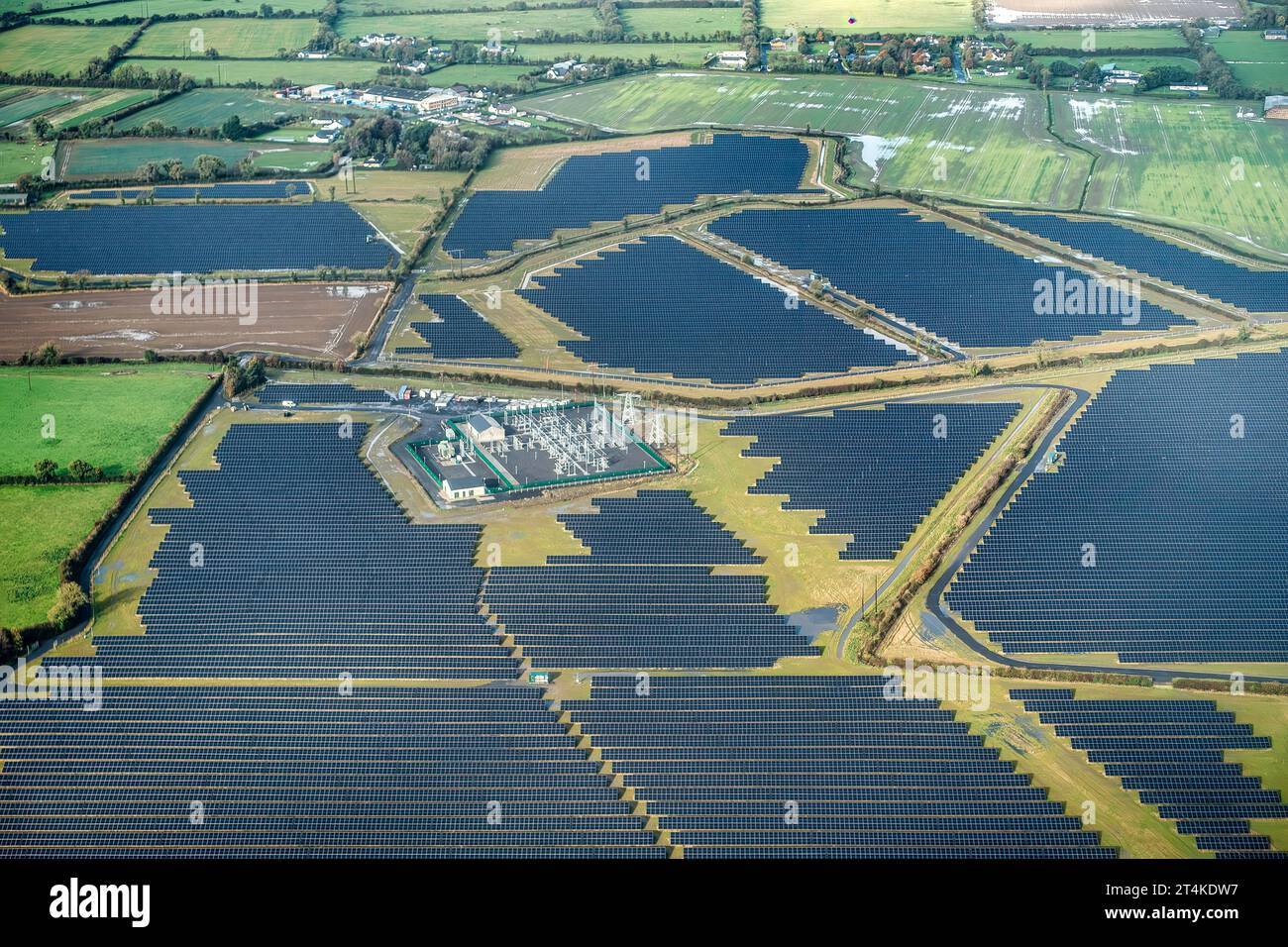 Une vue aérienne d'une ferme solaire près de l'aéroport de Dublin en Irlande.. Banque D'Images