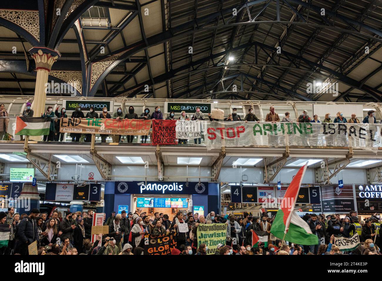 Gaza. 31/10/2023, des manifestants pro-palestiniens prennent le contrôle de Liverpool Street Station, exigeant un cessez-le-feu à Gaza. 31/10/2023 Ehimetalor Unuabona/Alamy Live News Banque D'Images