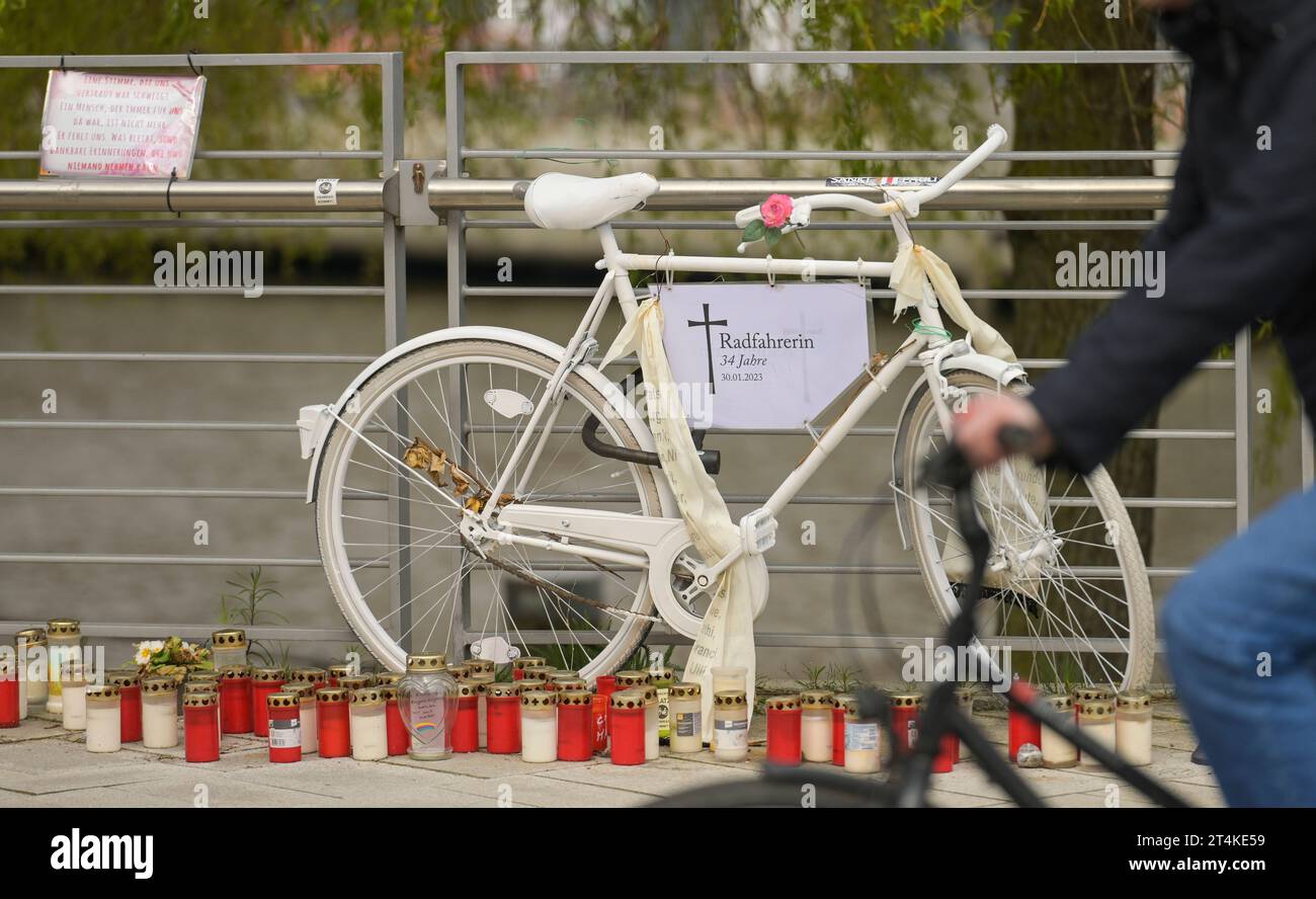 Geisterrad erinert an Fahrradunfall mit Todesfolge, Hafencity, Hamburg, Deutschland *** Ghost bike commémore un accident de vélo ayant entraîné la mort, Hafencity, Hambourg, Allemagne Credit : Imago/Alamy Live News Banque D'Images