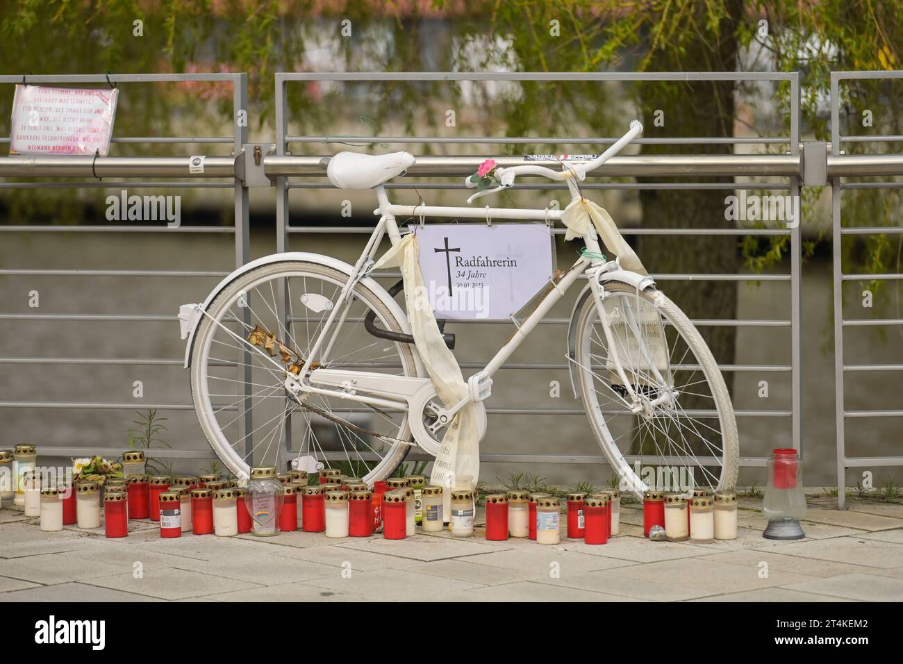 Geisterrad erinert an Fahrradunfall mit Todesfolge, Hafencity, Hamburg, Deutschland *** Ghost bike commémore un accident de vélo ayant entraîné la mort, Hafencity, Hambourg, Allemagne Credit : Imago/Alamy Live News Banque D'Images