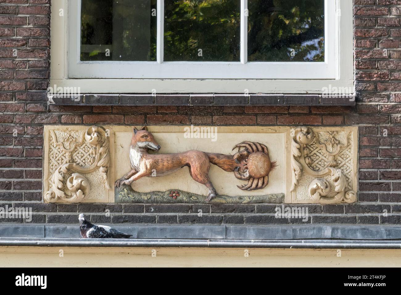 La pierre à pignon renard et crabe sur un bâtiment à Noordermarkt, Amsterdam, fait référence à la fable aesops. Banque D'Images