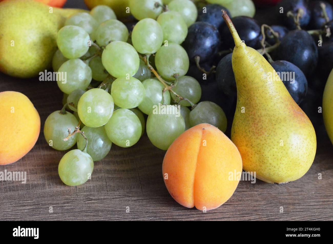 Collection de divers fruits sur la table Banque D'Images