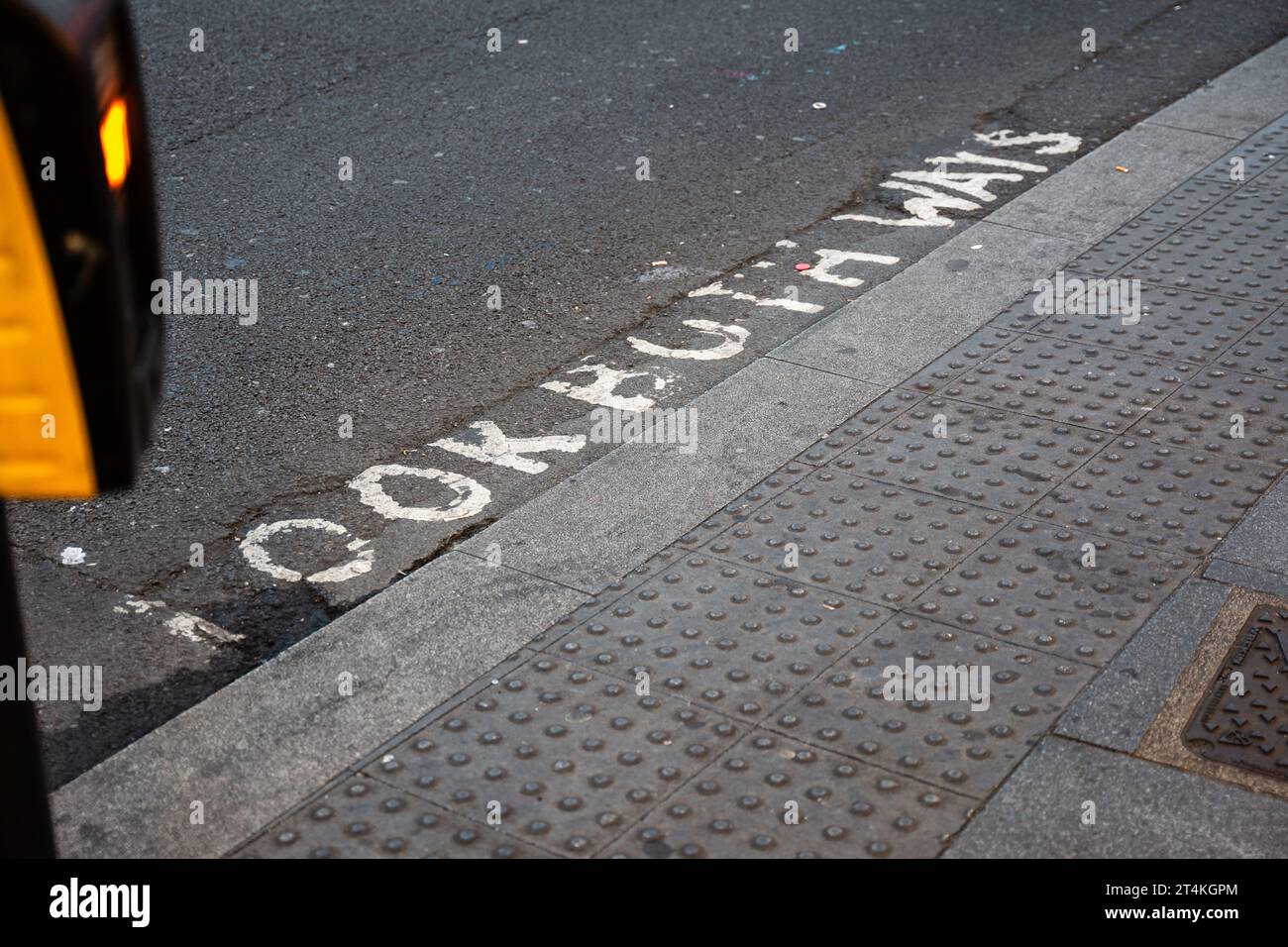 Les lettres « look Both Way » sont peintes sur la rue New Oxford Street. Passage piétonnier dans le quartier londonien de Camden, Royaume-Uni. Banque D'Images