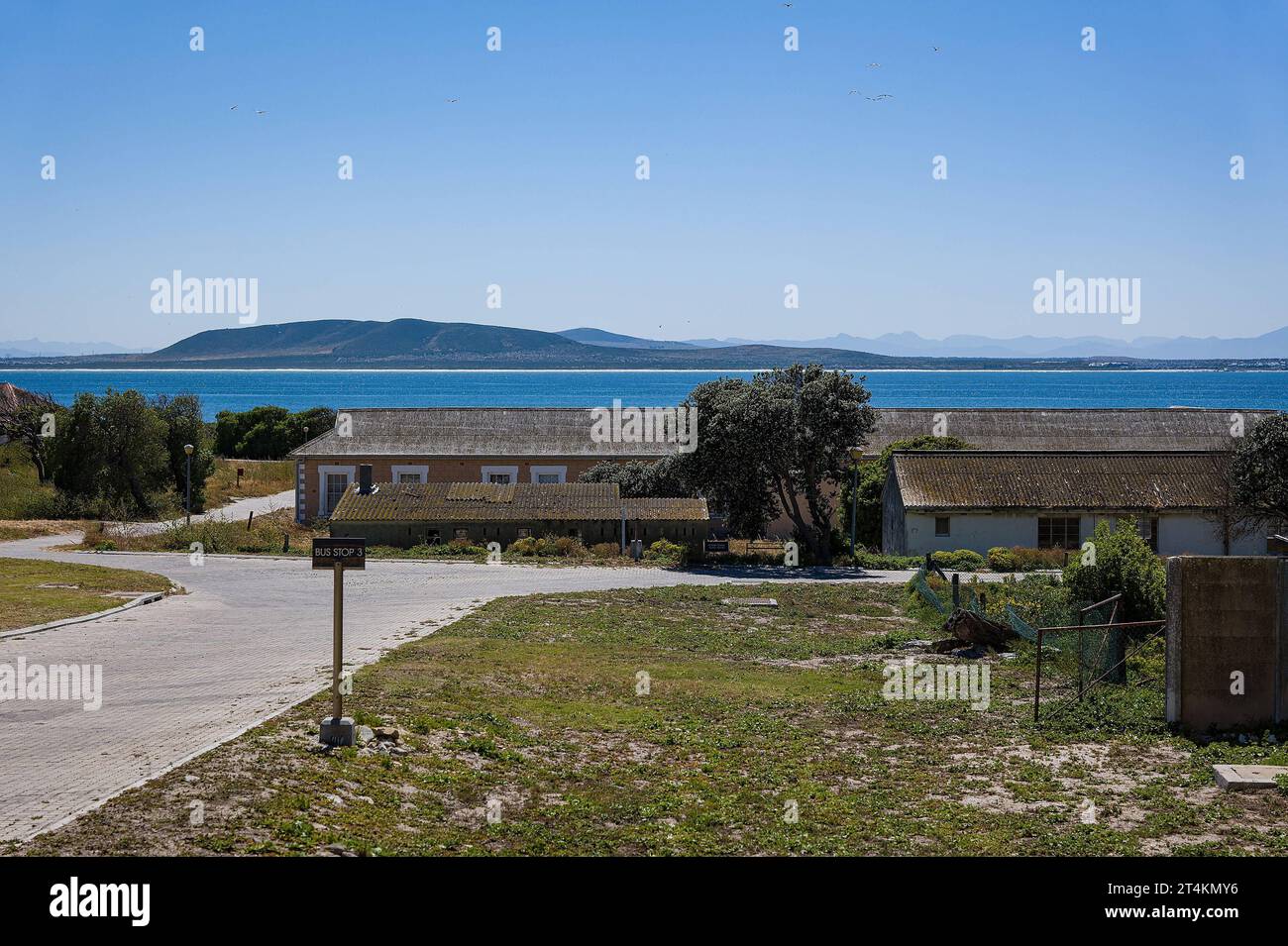 29.10.2023, xovx, Politik, Reise. Robben Island - Gefängnisinsel vor Kapstadt Verwaltungs- und Wirtschaftsgebäude der Gefängnisinsel Robben Island. Robben Island ist eine Insel zwölf kilomètre vor der südafrikanischen Stadt Kapstadt. In dem einstigen Gefängnis auf der Insel wurden dort politische Gefangene während der Apartheit inhaftiert. Darunter u.a. Walter Sisulu, Ahmed Kathrada, Robert Sobukwe, sowie der spätere Staatspräsident Nelson Mandela der dort als politischer Häftling fast zwei Jahrzehnte in einer vier Quadratmeter großen Einzelzelle verbrachte. Kapsatdt Robben Island Westkap Süda Banque D'Images