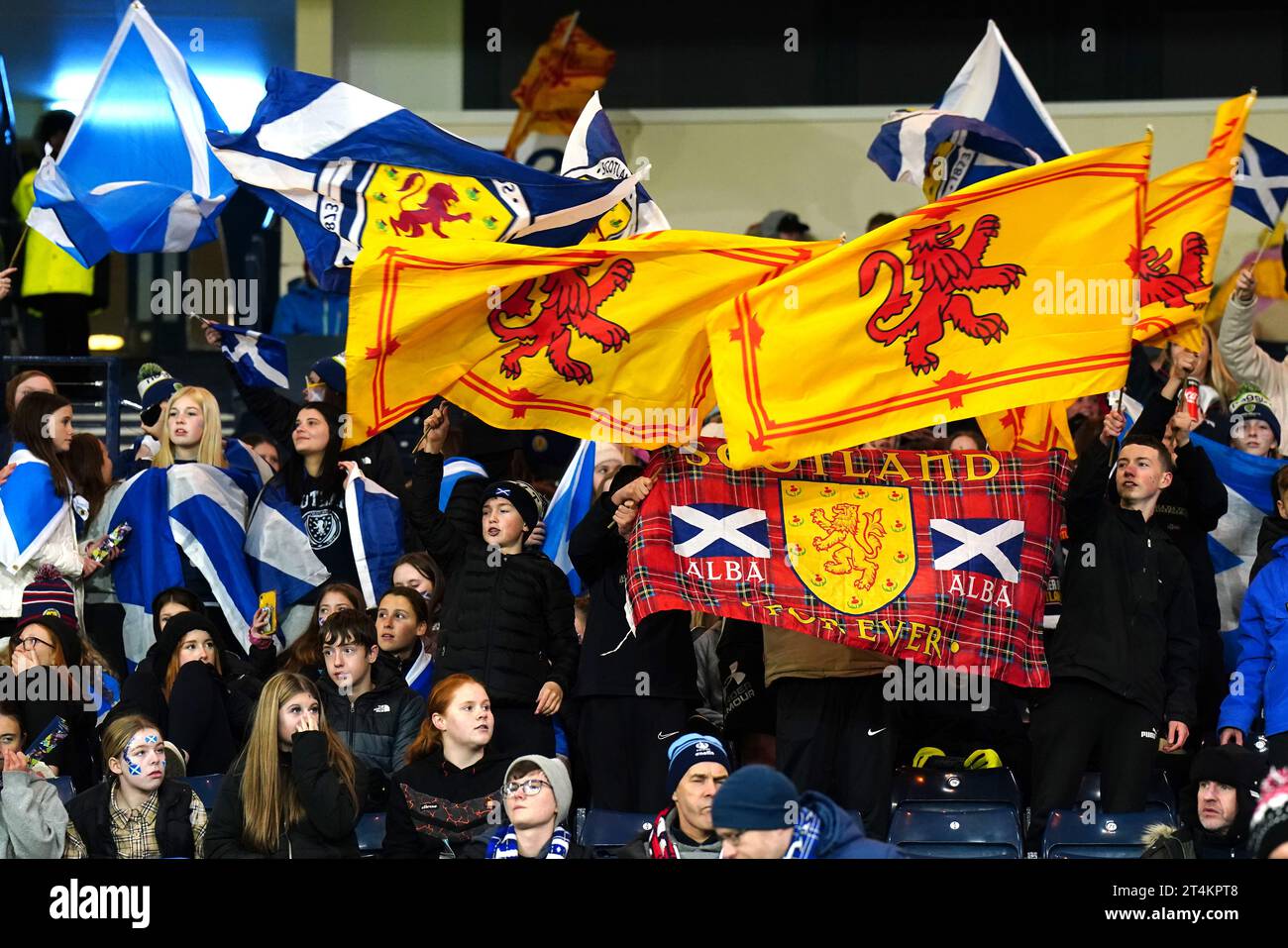 Les supporters écossais brandissent des drapeaux lors du match de l'UEFA Women's Nations League Group A1 à Hampden Park, Glasgow. Date de la photo : mardi 31 octobre 2023. Banque D'Images