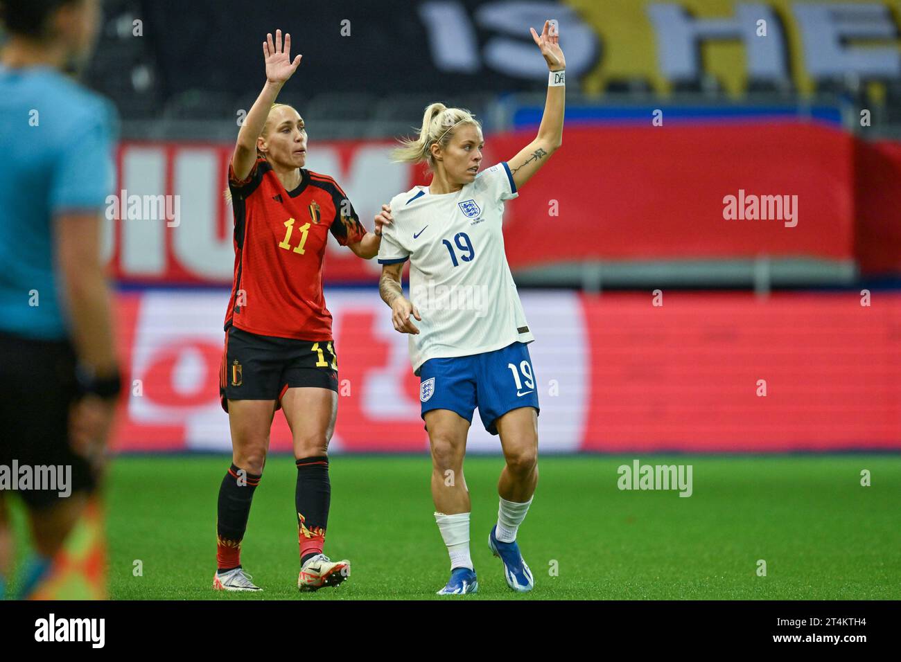 Heverlee, Belgique. 31 octobre 2023. La Belge Janice Cayman et l'anglaise Rachel Daly photographiées lors d'un match de football entre l'équipe nationale féminine de Belgique les Red Flames et l'Angleterre, match 4/6 dans le groupe A1 de la compétition UEFA Women's Nations League 2023-2024, le mardi 31 octobre 2023, à Heverlee. BELGA PHOTO DAVID CATRY crédit : Belga News Agency/Alamy Live News Banque D'Images