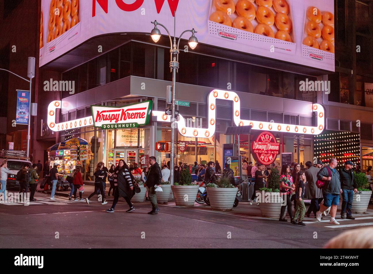 Magasin de beignets Krispy Kreme, Times Square, New York, États-Unis d'Amérique. Banque D'Images