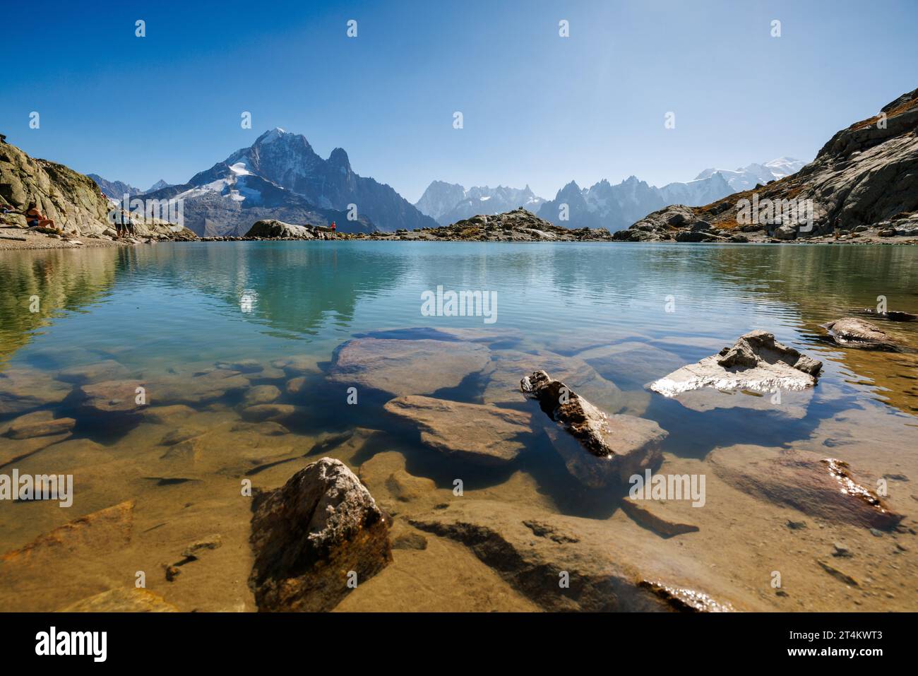 Lac de montagne Lac blanc à Chamonix avec les montagnes du Mont blanc Massiv au loin Banque D'Images