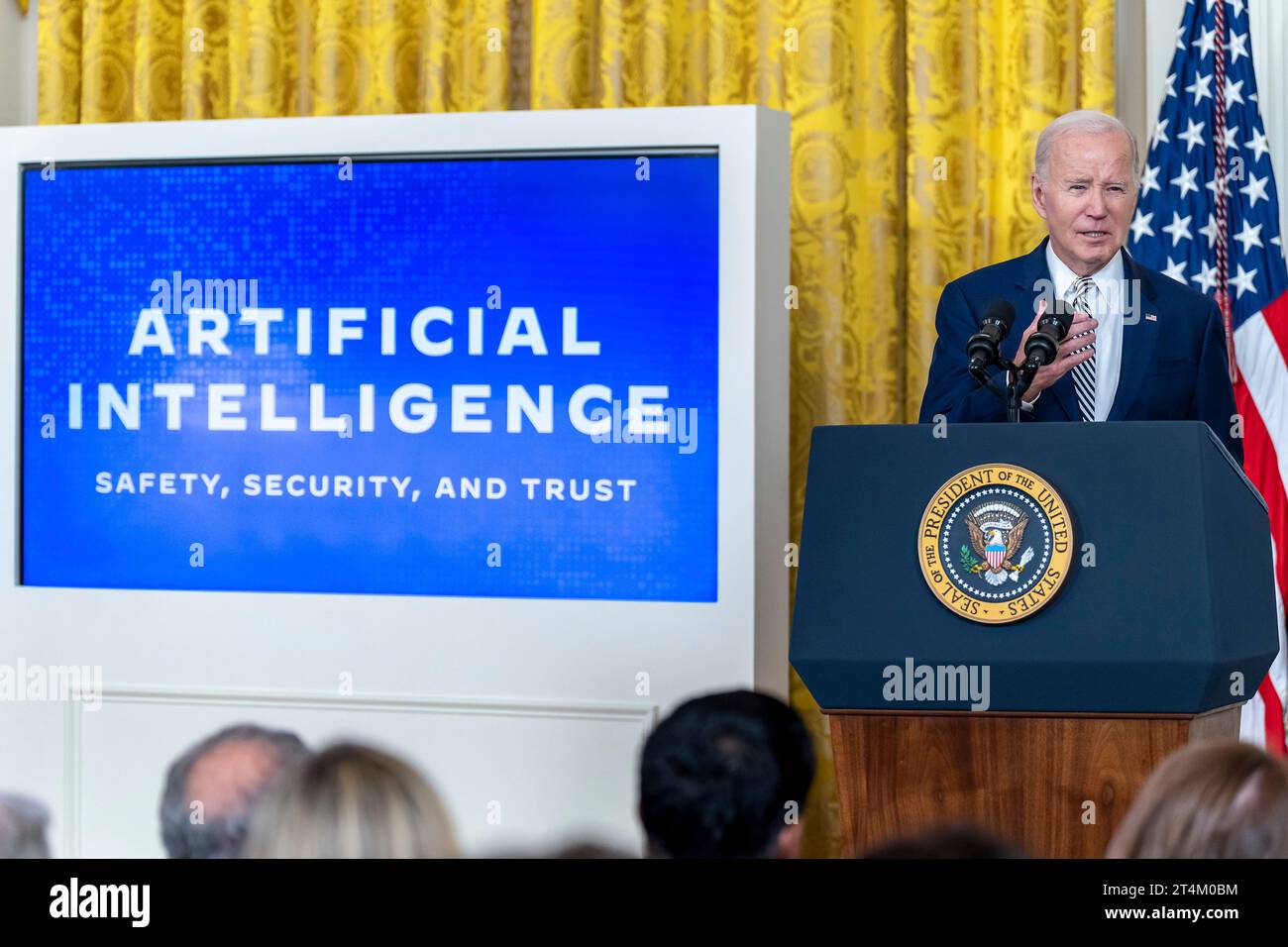 Washington, États-Unis. 30 octobre 2023. Le président américain Joe Biden prononce un discours avant de signer un décret exécutif sur l'intelligence artificielle dans la salle est de la Maison Blanche, le 30 octobre 2023 à Washington, DC Credit : Adam Schultz/White House photo/Alamy Live News Banque D'Images