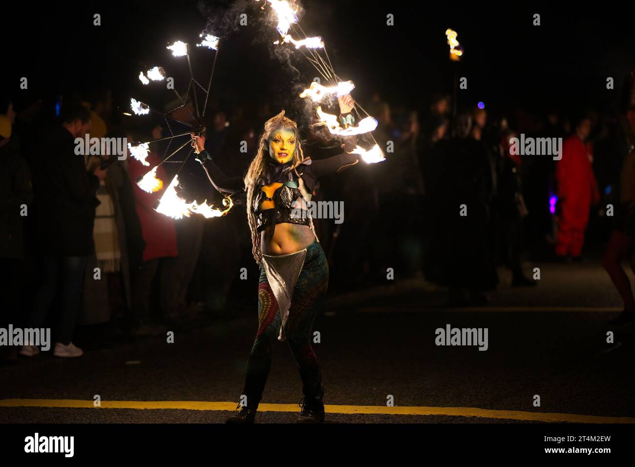 Édimbourg, Écosse, 31 octobre 2023. Photo de gauche à droite, personnes à l'événement crédit : Brian D Anderson. Samhuinn est une touche moderne sur une ancienne célébration celtique qui marque le tournant de la roue dans la nouvelle saison. Samhuinn rassemble une foule d'artistes bénévoles avec des jeux de feu, des tambours et des costumes sauvages au parc Holyrood, marquant la transition de l'été à l'hiver Banque D'Images