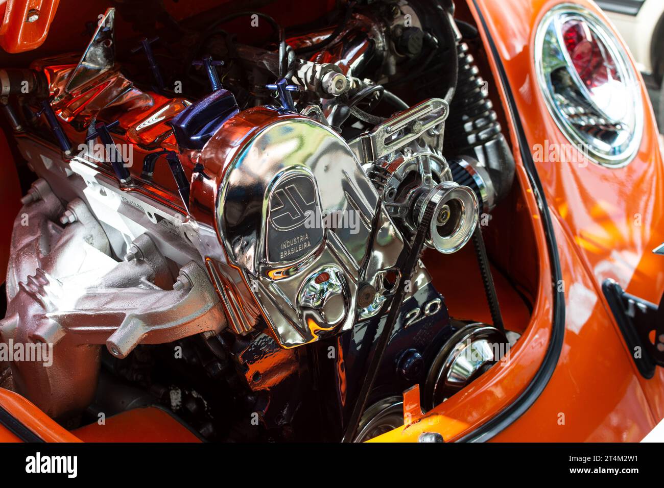 Salvador, Bahia, Brésil - 1 novembre 2014 : le moteur d'une voiture décapotable Volkswagen Beetle, datant de 1974, est vu lors d'une exposition de voitures anciennes dans le Banque D'Images