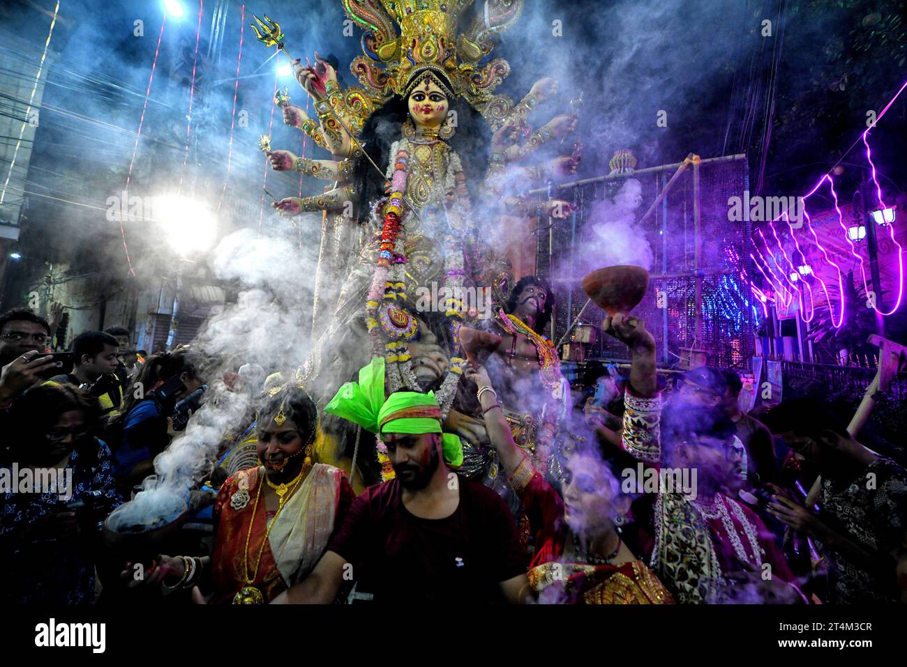 Les dévots vêtus de robes traditionnelles bengali effectuent une danse dhunuchi pendant la procession d'immersion à Bagbazar. Durga Puja, un festival annuel qui marque la victoire du bien sur le mal est célébré par les hindous partout en Inde et à l'étranger. C’est une occasion de grand enthousiasme et de festivité pour les hindous. Le dernier jour, le jour de Bhashan ou Vijoya Dashami images et idoles sont immergées dans l'eau. Banque D'Images