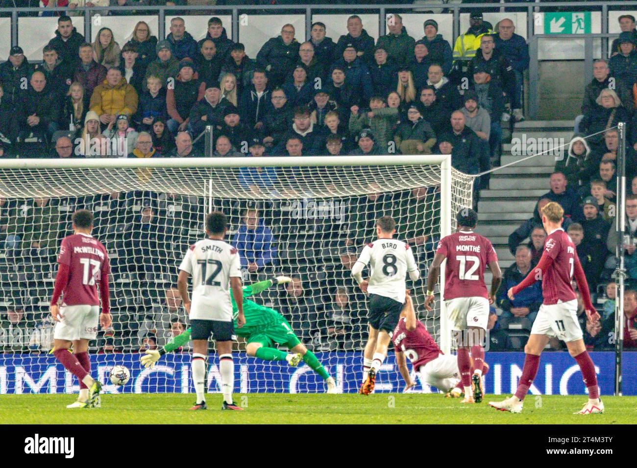 Derby, Royaume-Uni. 31 octobre, 2023.Max Bird du comté de Derby marque son secon et Derby Countys troisième but dans la victoire 4-0 contre Northampton Town Banque D'Images