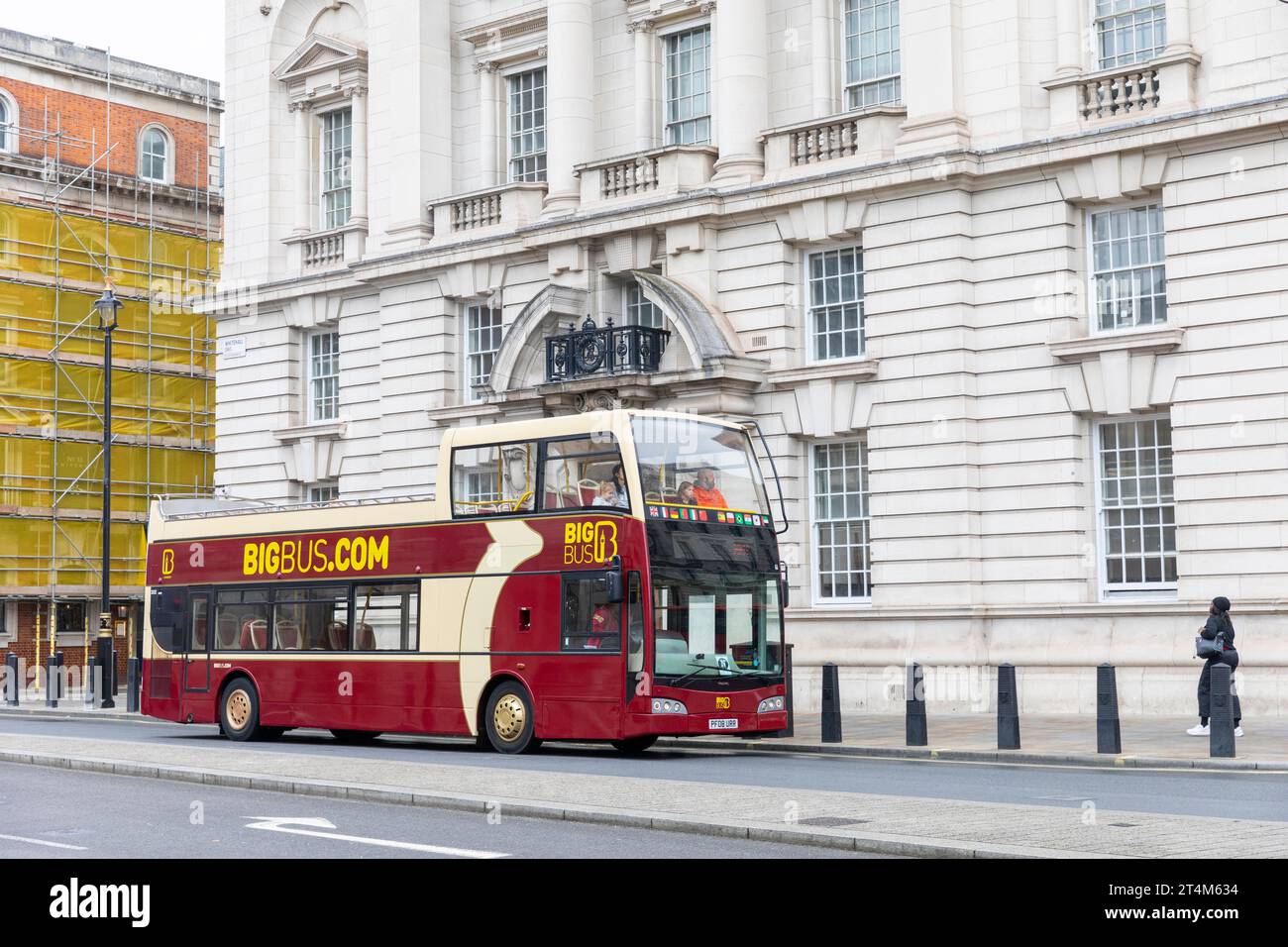 Londres Angleterre Bigbus tour bus touristique sur Whitehall, Westminster, Angleterre, Royaume-Uni en 2023 Banque D'Images