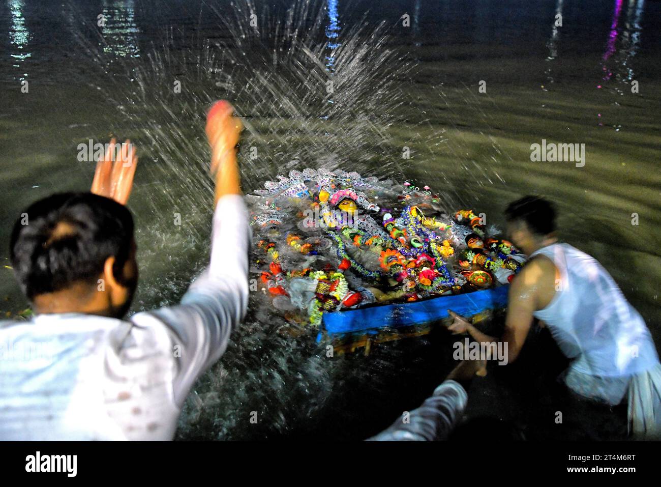 Kolkata, Inde. 24 octobre 2023. Les dévots hindous vus à Ganges pour immersion de l'idole de Devi Durga pendant le festival. Durga Puja, un festival annuel qui marque la victoire du bien sur le mal est célébré par les hindous partout en Inde et à l'étranger. C’est une occasion de grand enthousiasme et de festivité pour les hindous. Le dernier jour, le jour de Bhashan ou Vijoya Dashami images et idoles sont immergées dans l'eau. (Image de crédit : © Avishek Das/SOPA Images via ZUMA Press Wire) USAGE ÉDITORIAL SEULEMENT! Non destiné à UN USAGE commercial ! Banque D'Images