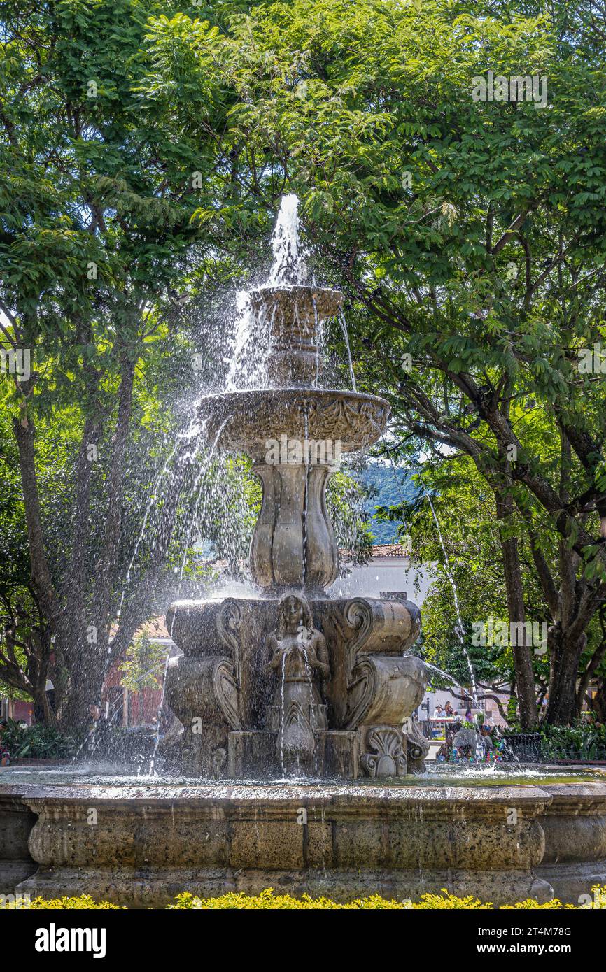 Guatemala, la Antigua - 20 juillet 2023 : Fuente de las Sirenas, fontaine Sirène ruisselant cascades dans le centre de la Plaza Mayor, place centrale, closeup Banque D'Images