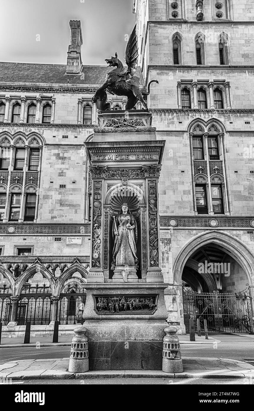 Temple Bar Memorial on the Strand, Londres, Angleterre, Royaume-Uni. Le monument se trouve en face des cours royales de justice Banque D'Images