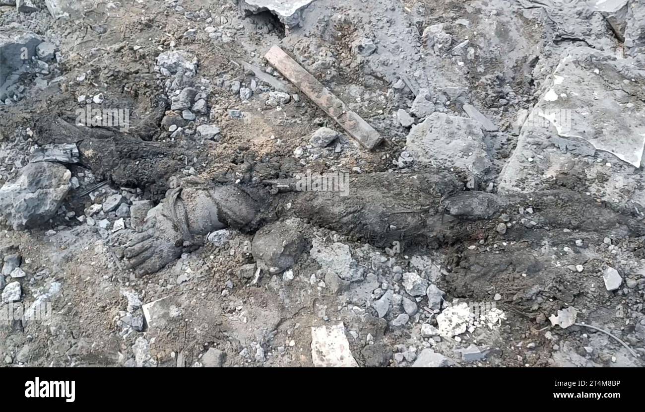 EDS NOTE: GRAPHIC CONTENT - In this frame grab from video, a body lies amid the rubble following Israeli airstrikes at the Jabaliya refugee camp on Gaza City’s outskirts, Tuesday, Oct. 31, 2023. (Fadi Majed via AP) Banque D'Images