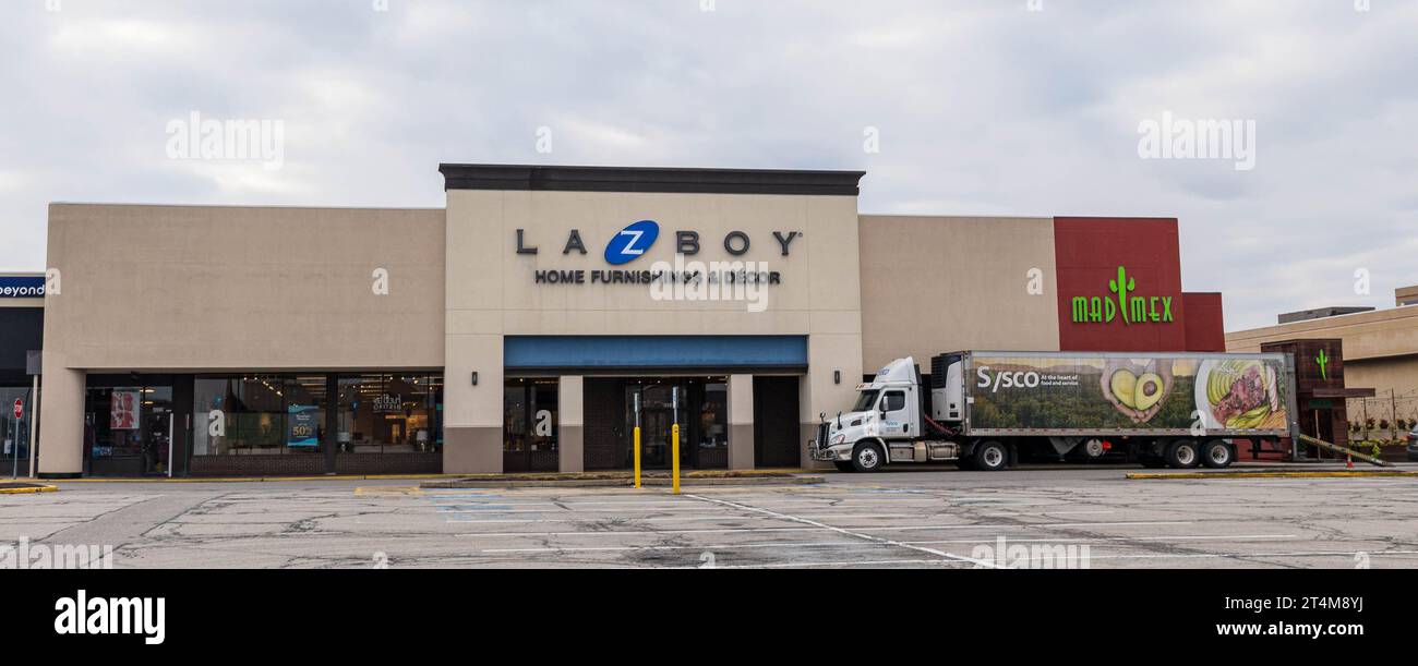 Le magasin de meubles Lazyboy à côté du restaurant mexicain Mad Mex à Monroeville, Pennsylvanie, États-Unis Banque D'Images