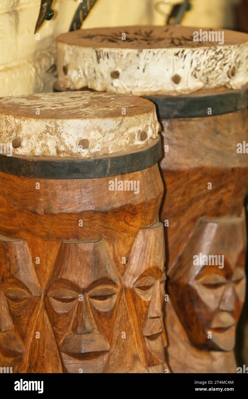 tambours africains vintage sculptés en bois, recouverts de peau de chèvre Banque D'Images