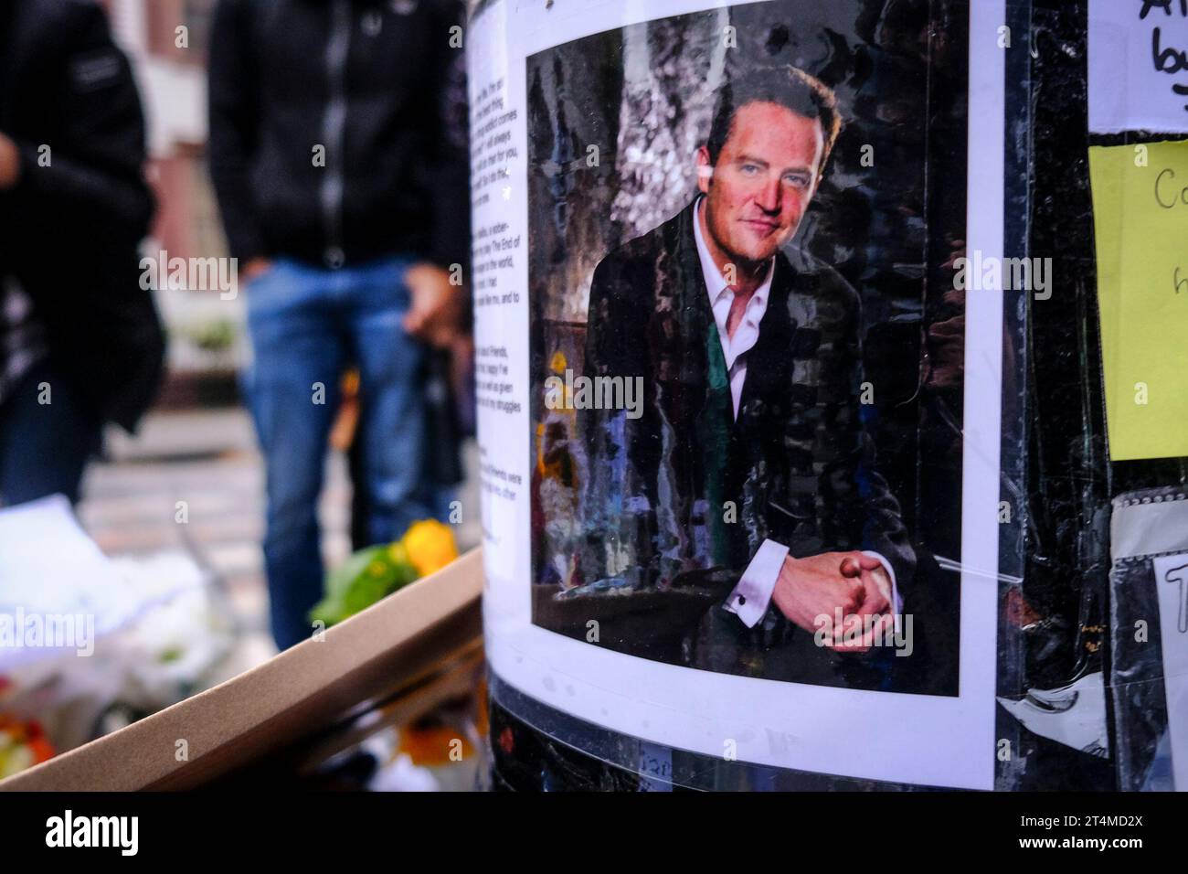 New York City, NY, États-Unis. 31 octobre 2023. Mémorial pour l'acteur Matthew Perry décédé le 28 octobre 2023 à New York. Crédit : Katie Godowski/Media Punch/Alamy Live News Banque D'Images