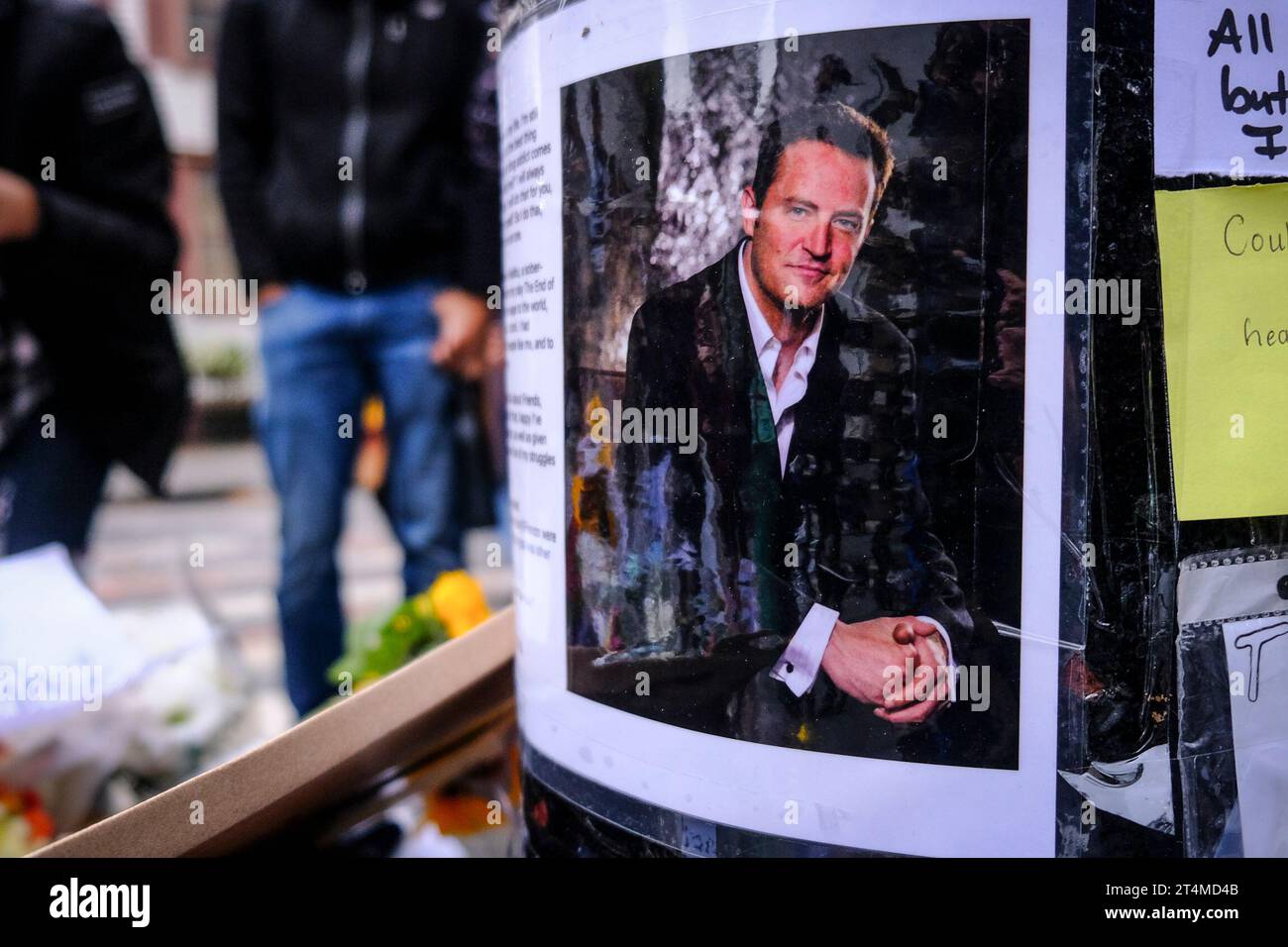 New York City, NY, États-Unis. 31 octobre 2023. Mémorial pour l'acteur Matthew Perry décédé le 28 octobre 2023 à New York. Crédit : Katie Godowski/Media Punch/Alamy Live News Banque D'Images