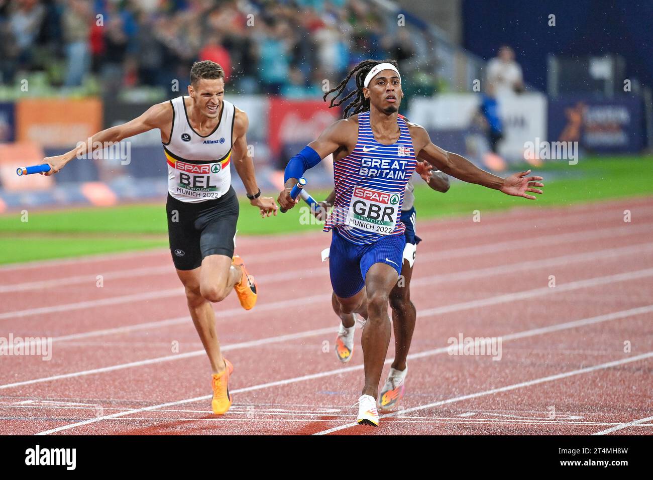 Alex Haydock-Wilson (Grande-Bretagne, médaille d'or), Dylan Borlee (Belgique, médaille d'argent). relais 4x400 final. Championnats d'Europe Munich 2022 Banque D'Images